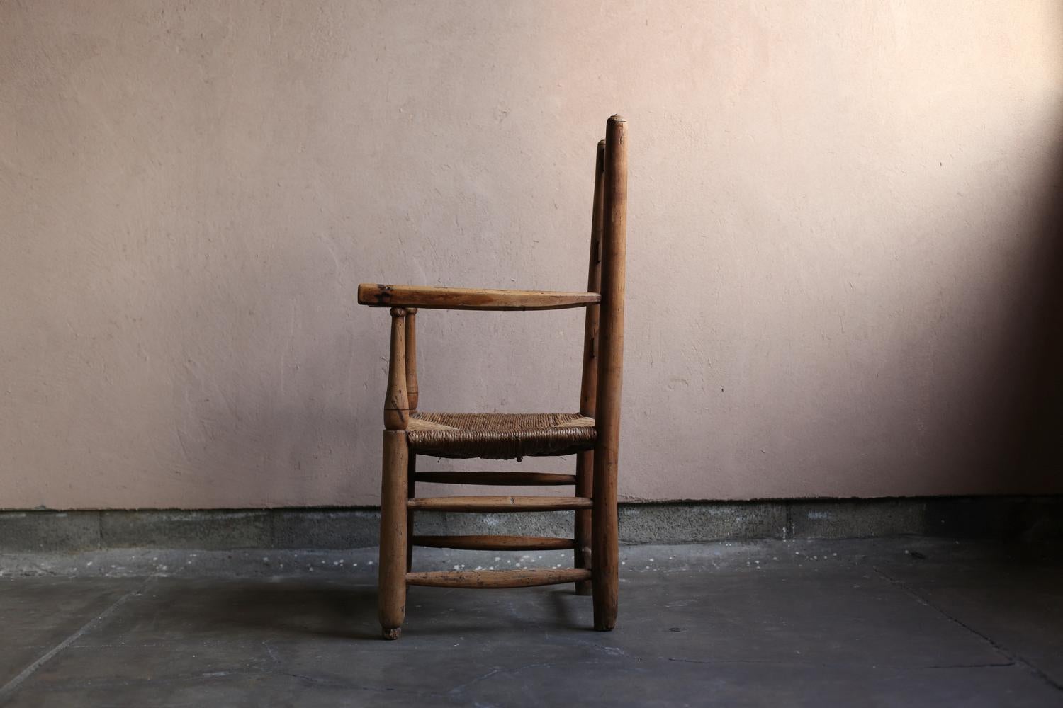 Antiker primitiver Armausschlagstuhl aus Frankreich im Angebot 1