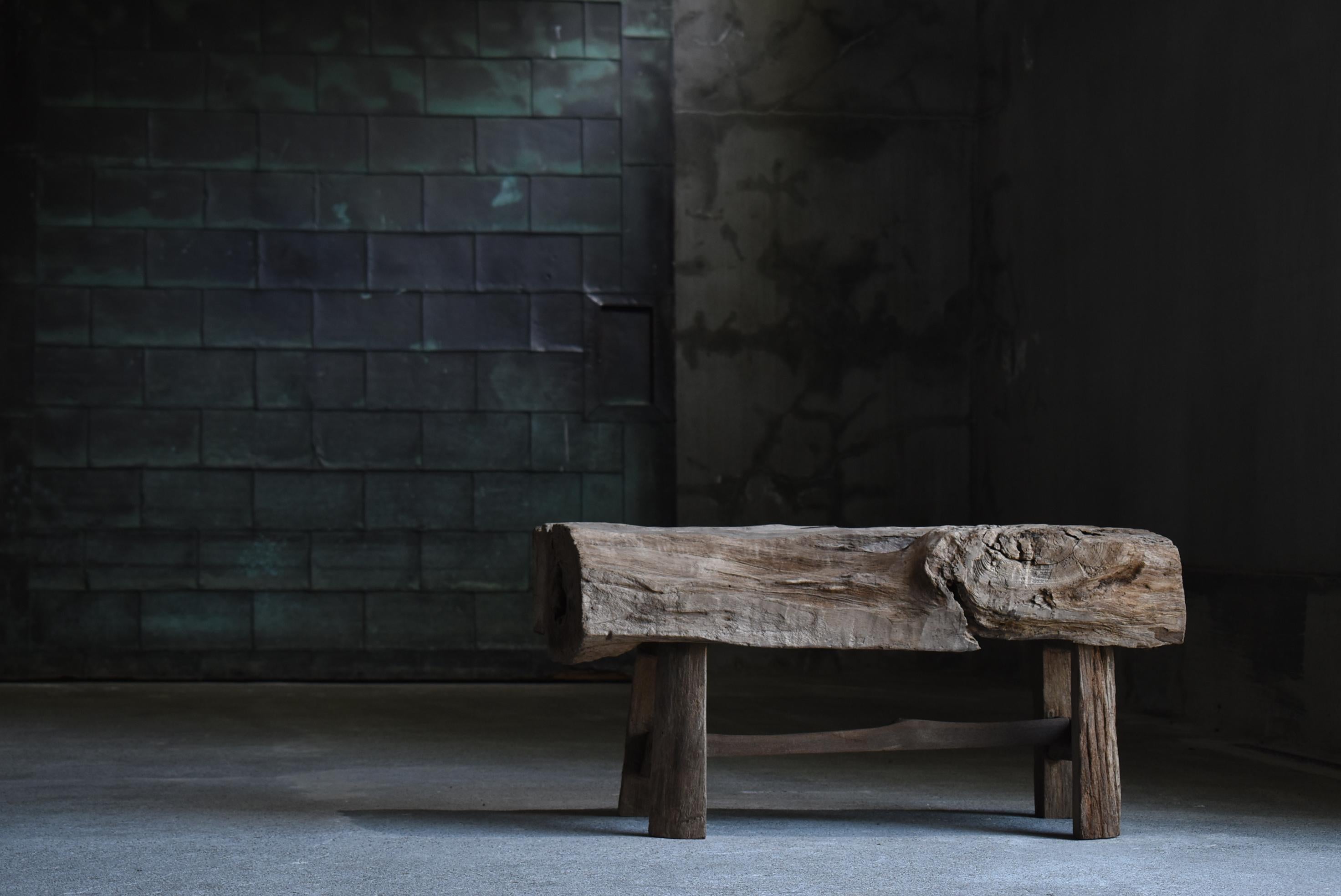This is a very old primitive style bench.
We estimate the age to be furniture from the 1860s-1900s.
The material is teak wood.
The detailed country of production is unknown, but we assume the furniture is from Indonesia based on the material.

The