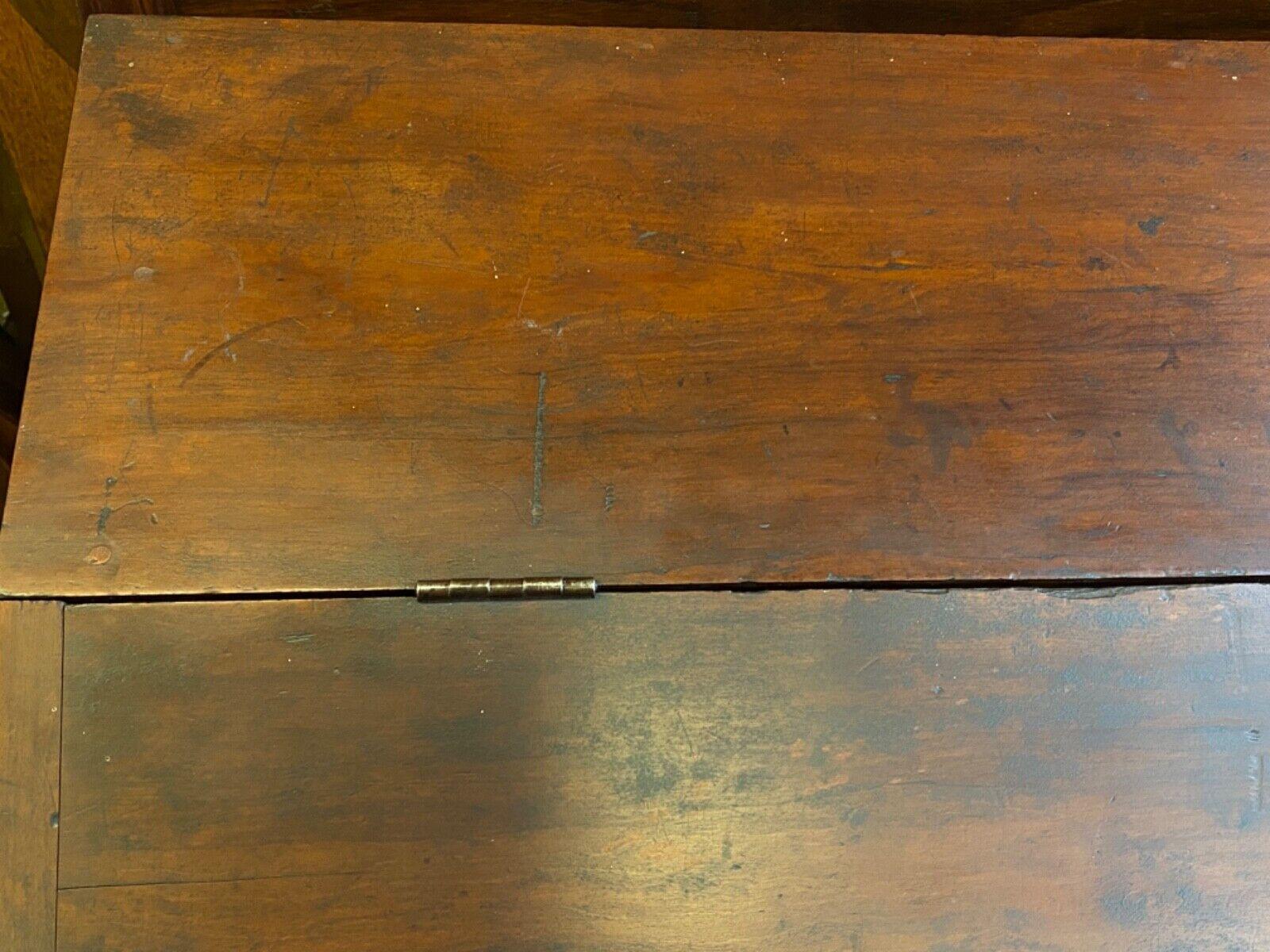 Antike Primitive Kolonial Kirsche Nussbaum Groß Schoolmasters Schreibtisch Stand Tabelle im Angebot 6