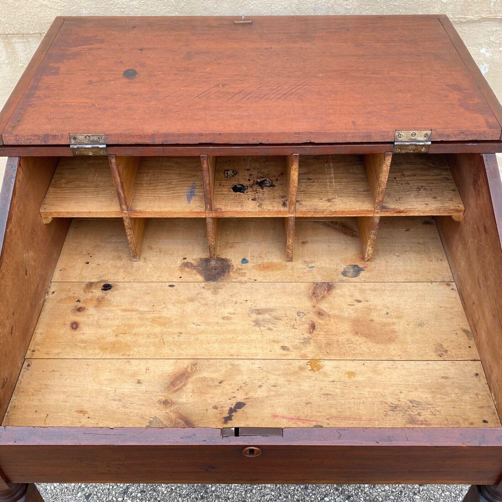 Antike Primitive Kolonial Kirsche Nussbaum Groß Schoolmasters Schreibtisch Stand Tabelle im Angebot 2