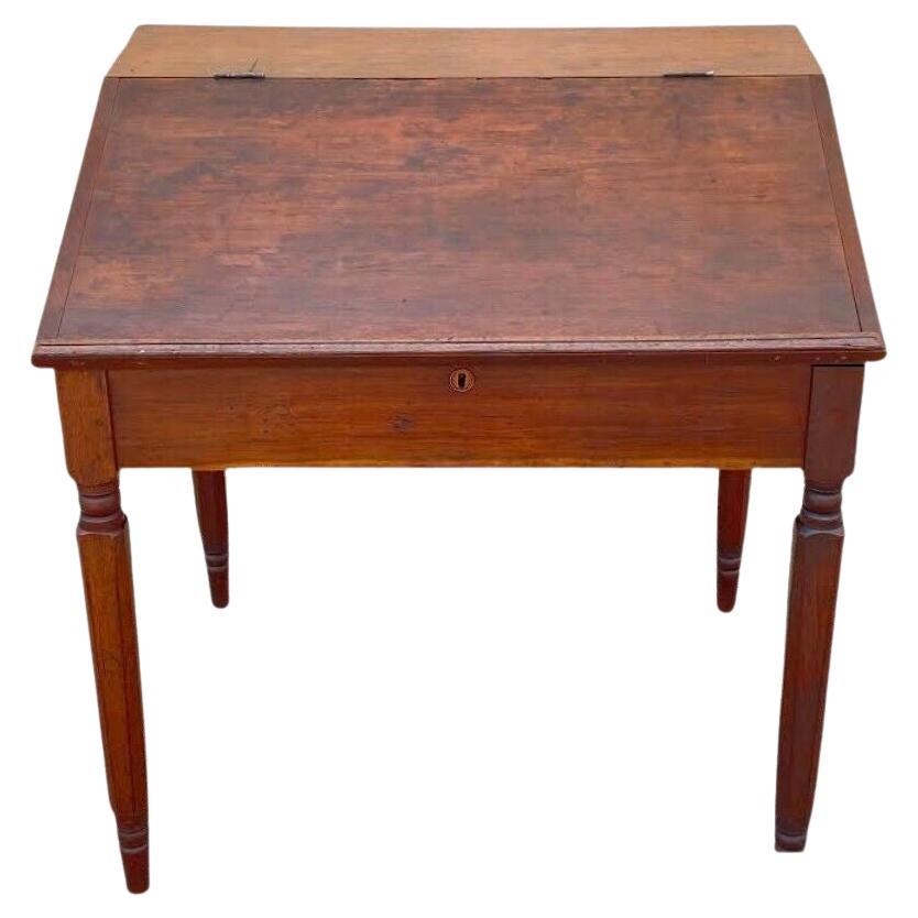 Antike Primitive Kolonial Kirsche Nussbaum Groß Schoolmasters Schreibtisch Stand Tabelle im Angebot