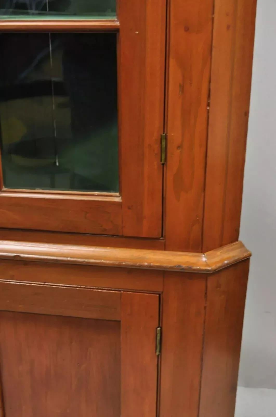 Antiguo armario esquinero colonial primitivo de madera de cerezo y cristal ondulado Armario de China en venta 4