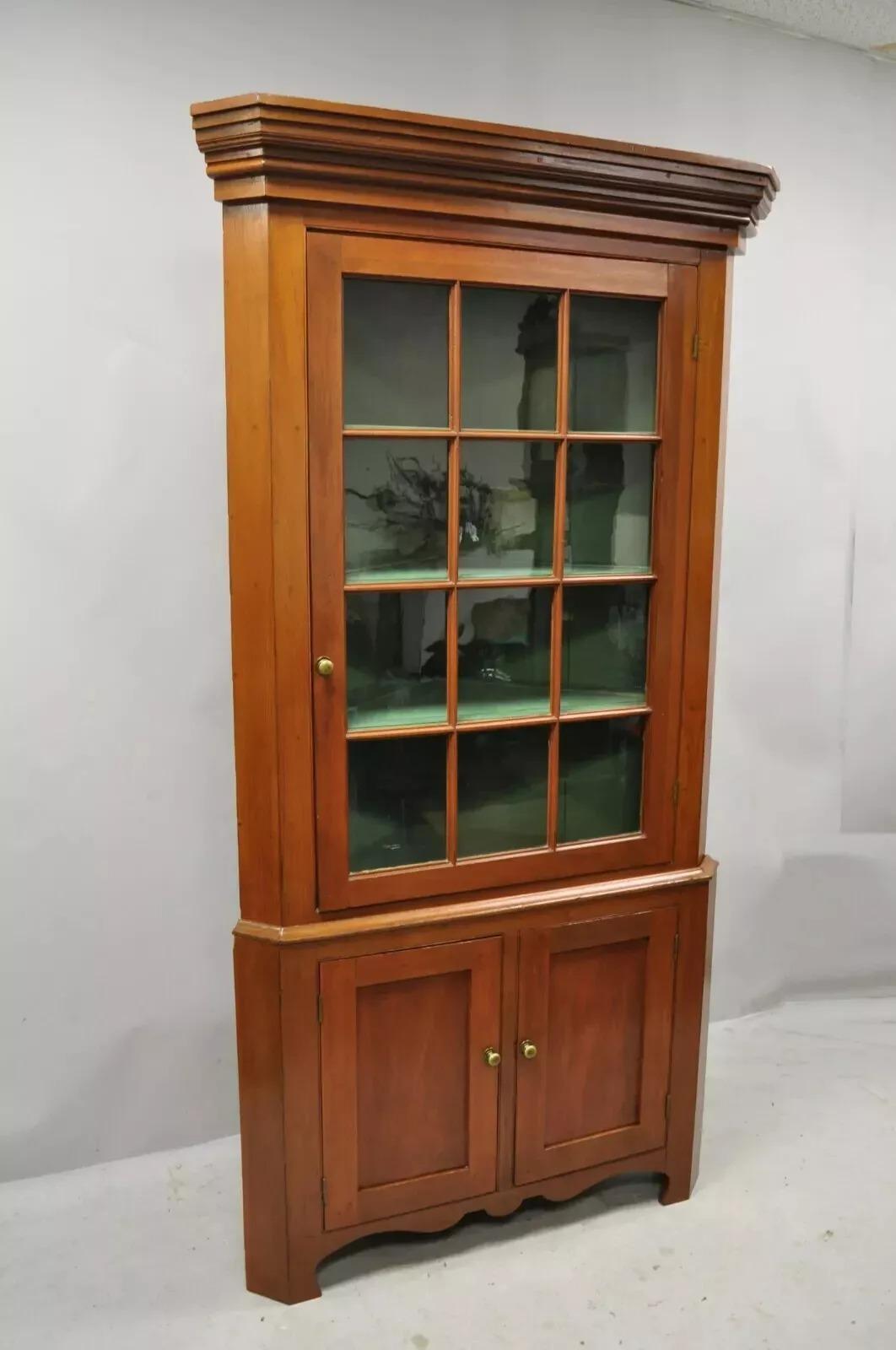 Antiguo armario esquinero colonial primitivo de madera de cerezo y cristal ondulado Armario de China en venta 5