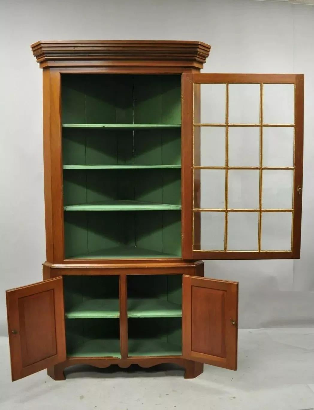 Antiguo Armario Americano Primitivo Colonial de Cerezo con Cristal Ondulado Armario de Esquina para Vajilla. Artículo con 12 cristales individuales de vidrio ondulado antiguo, interior pintado de verde, construcción en 2 partes de madera maciza,