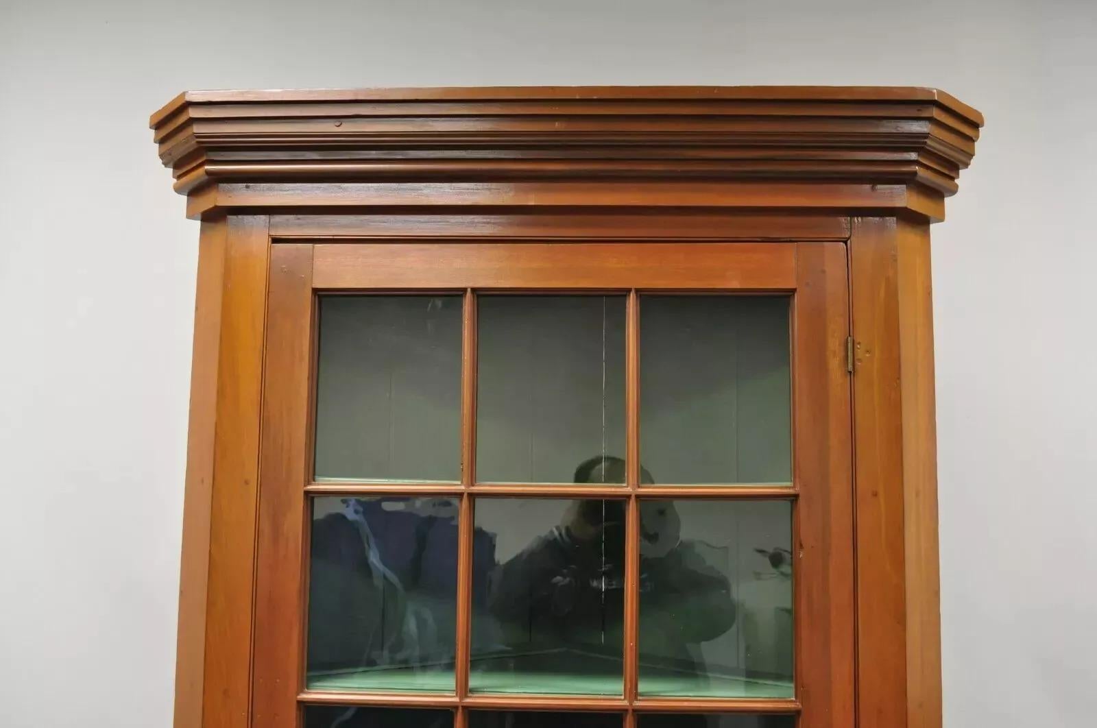 Antiguo armario esquinero colonial primitivo de madera de cerezo y cristal ondulado Armario de China Otro en venta