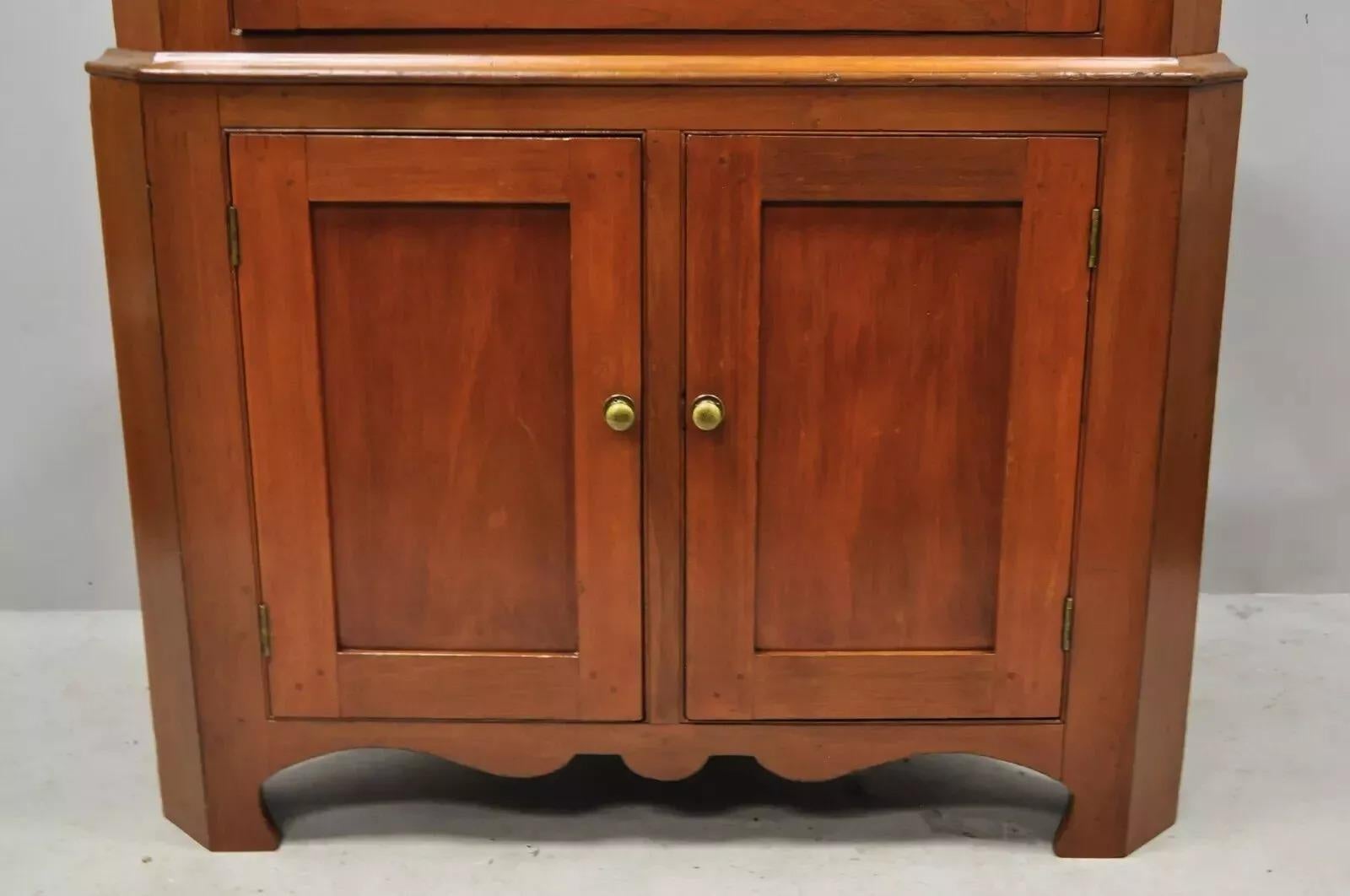 Antiguo armario esquinero colonial primitivo de madera de cerezo y cristal ondulado Armario de China Desconocido en venta