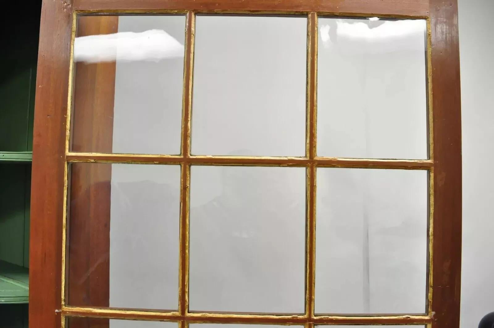 Antiguo armario esquinero colonial primitivo de madera de cerezo y cristal ondulado Armario de China en venta 1