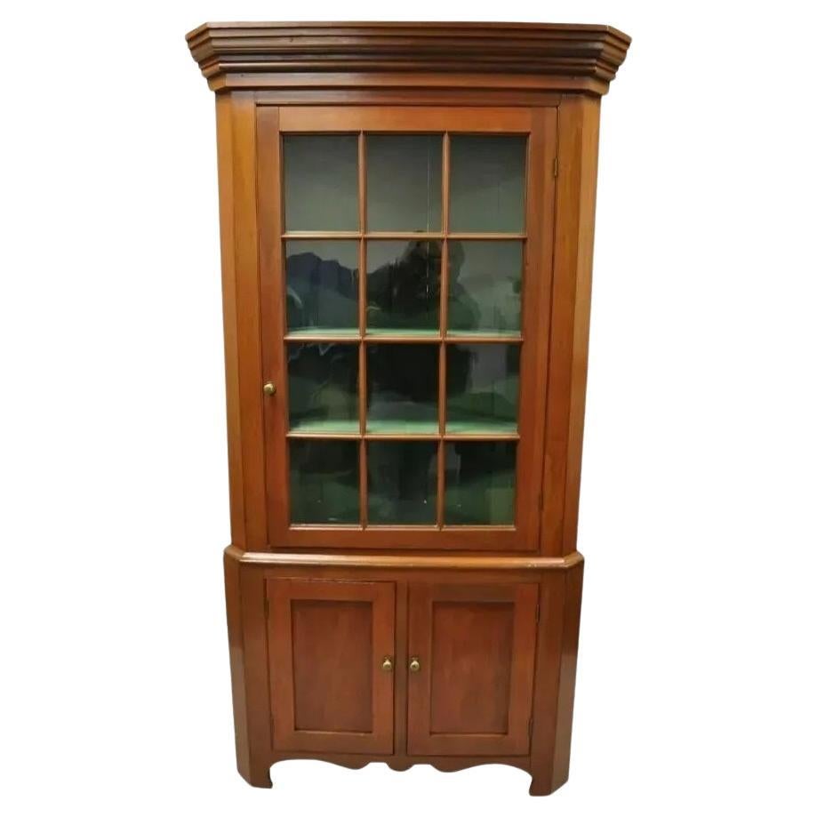 Antiguo armario esquinero colonial primitivo de madera de cerezo y cristal ondulado Armario de China en venta