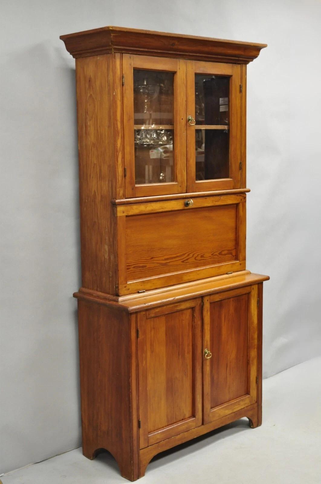 Antico armadio da scrivania in legno di pino della fattoria. L'articolo presenta una struttura in due parti, serratura e chiave funzionanti, età e patina autentiche, una libreria antica molto bella. Circa alla fine del XIX secolo. Misure: 79