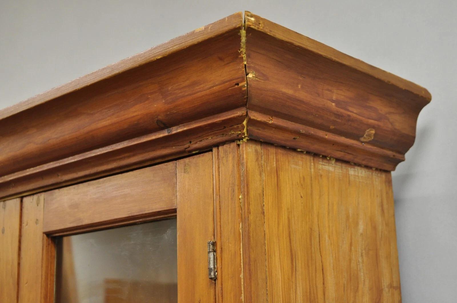 Antica libreria primitiva di campagna in legno di pino con armadio a muro in vendita 1