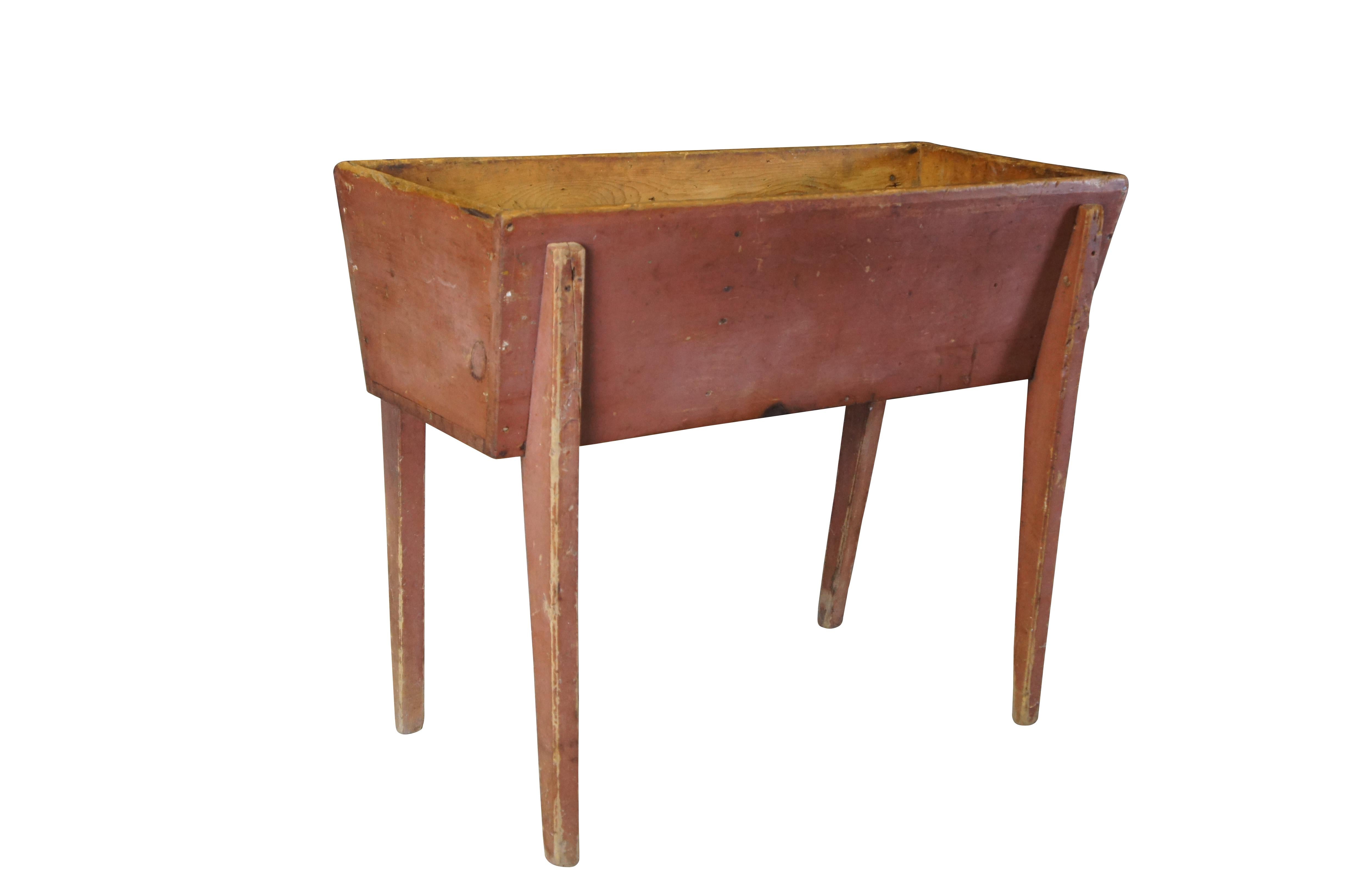 Boîte à pâte / bac / auge en pin ancien pour la cuisine / la ferme.  Il se caractérise par une forme rectangulaire et un extérieur peint en rouge.

Dimensions :
19,5 