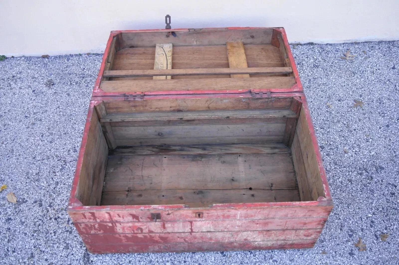 Antico baule primitivo in legno dipinto in rosso con effetto distress Treasure Chest in vendita 4