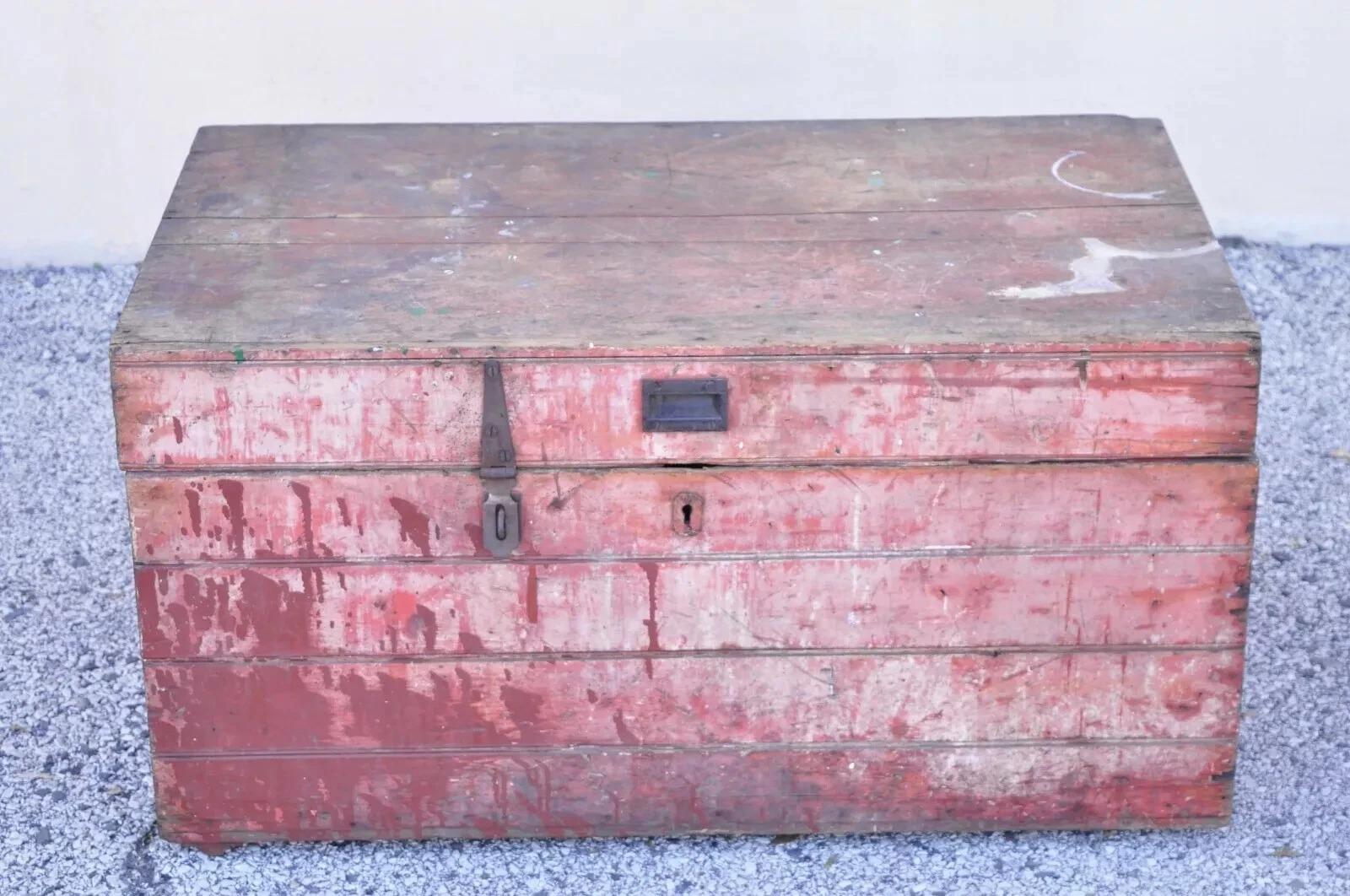 Antico baule primitivo in legno dipinto in rosso con effetto distress, Treasure Chest. L'articolo è caratterizzato da una finitura verniciata rossa e consumata, ferramenta in ghisa, senza chiave, ma sbloccata, artigianato americano di qualità. Circa