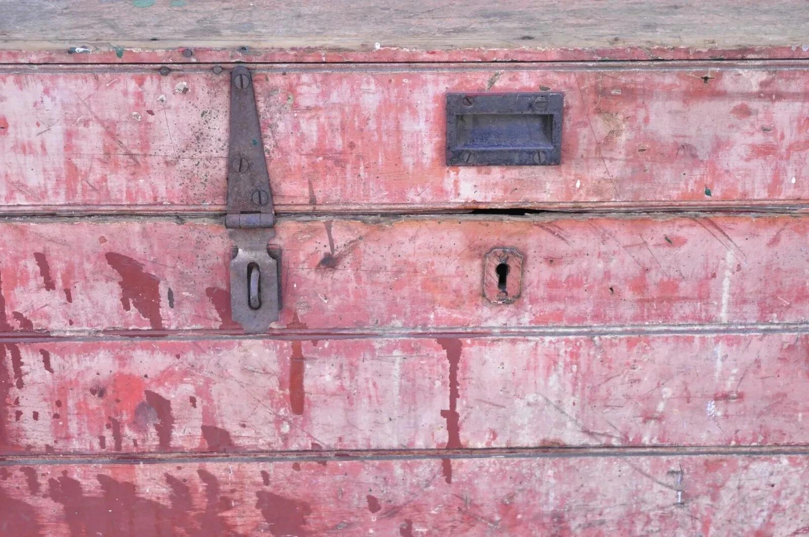 Arts and Crafts Antico baule primitivo in legno dipinto in rosso con effetto distress Treasure Chest in vendita
