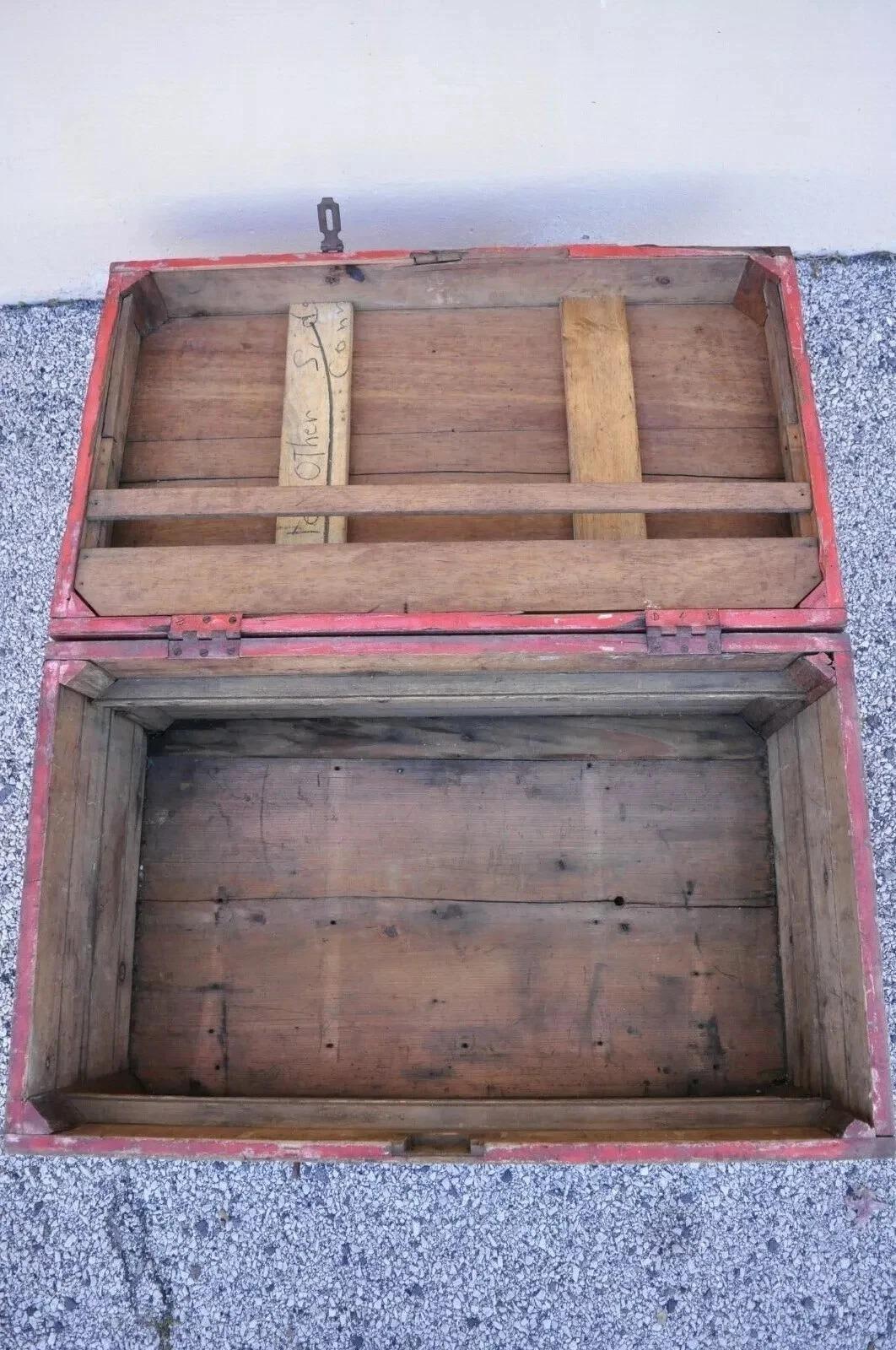 Sconosciuto Antico baule primitivo in legno dipinto in rosso con effetto distress Treasure Chest in vendita