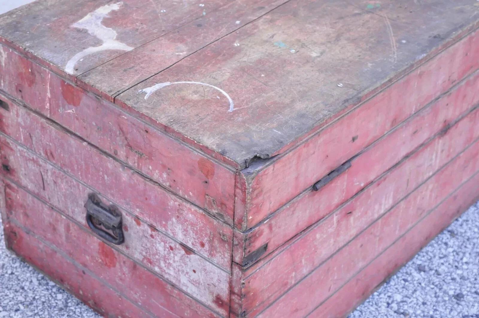 XIX secolo Antico baule primitivo in legno dipinto in rosso con effetto distress Treasure Chest in vendita