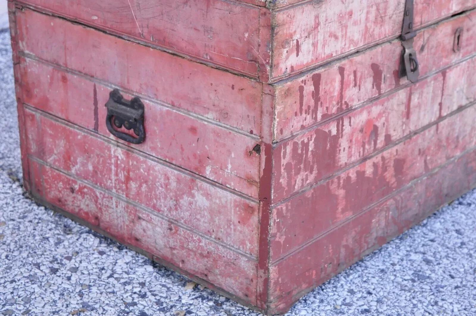 Legno Antico baule primitivo in legno dipinto in rosso con effetto distress Treasure Chest in vendita