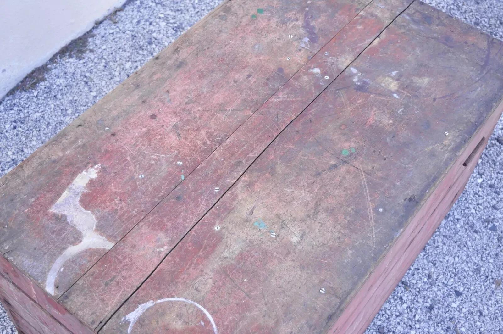 Antico baule primitivo in legno dipinto in rosso con effetto distress Treasure Chest in vendita 1