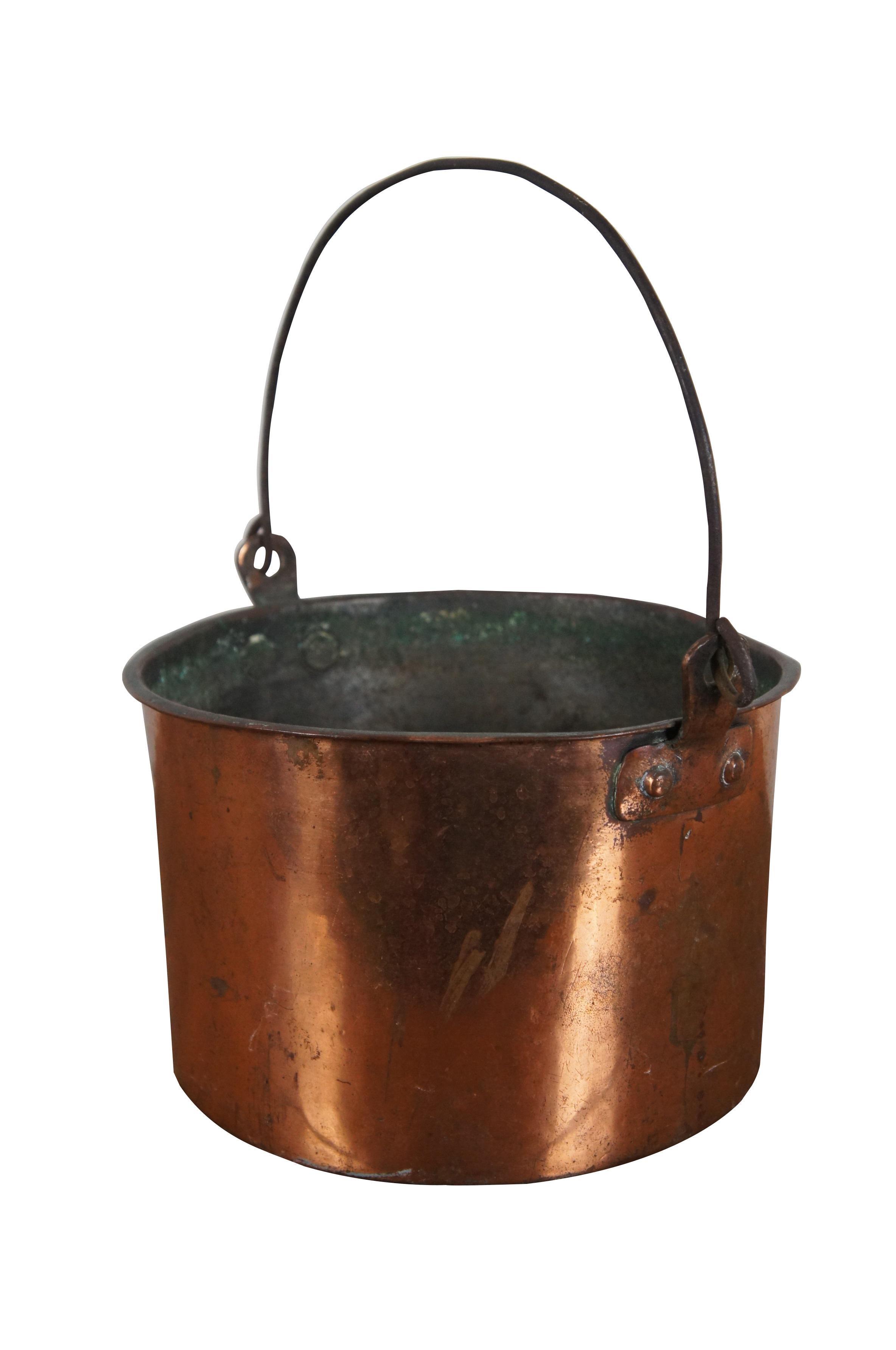 Late 19th to early 20th century dovetailed copper cooking pot with rotating rattail bail handle.

Dimensions:
10