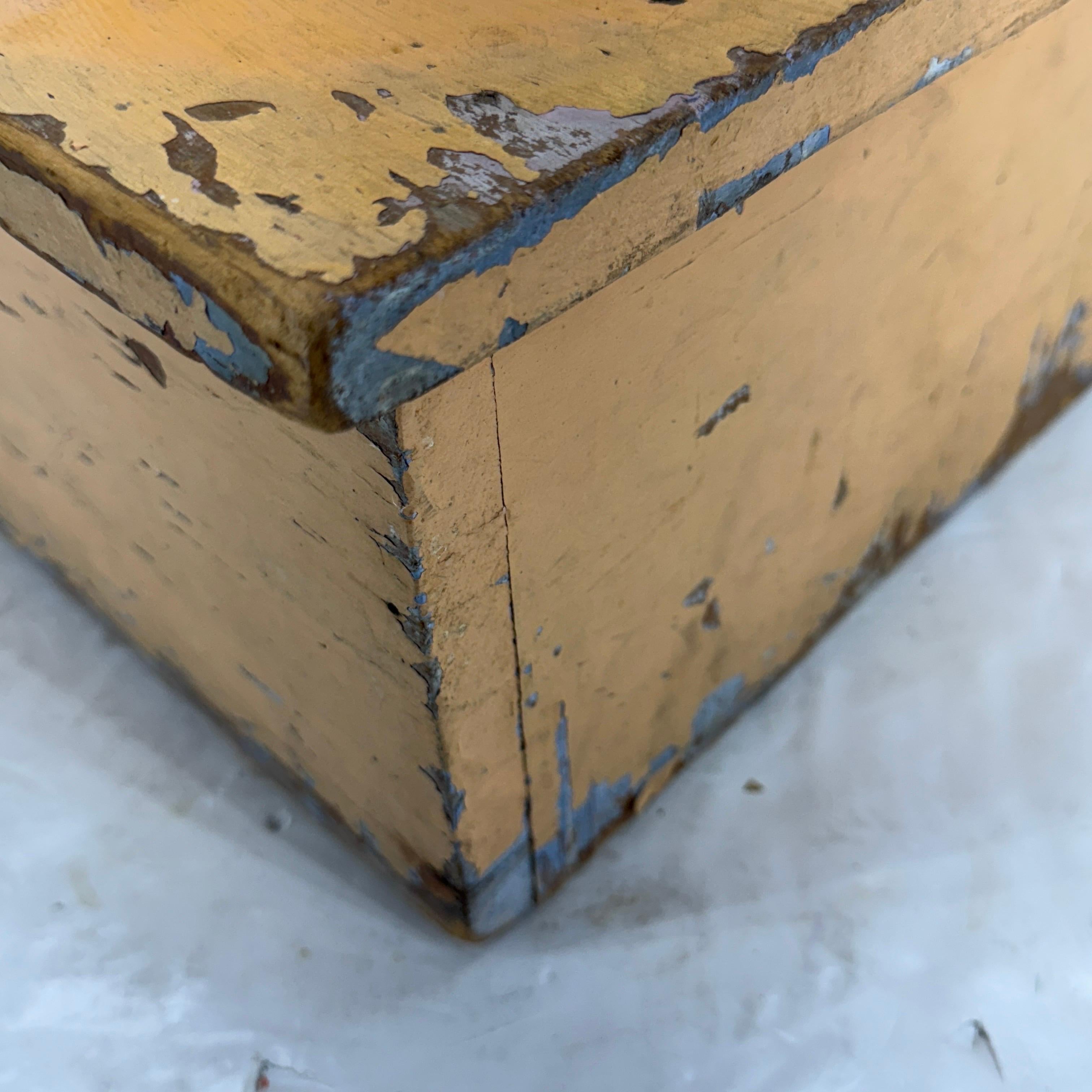 Antico sgabello primitivo di arte popolare dipinto per le scale della biblioteca in vendita 3