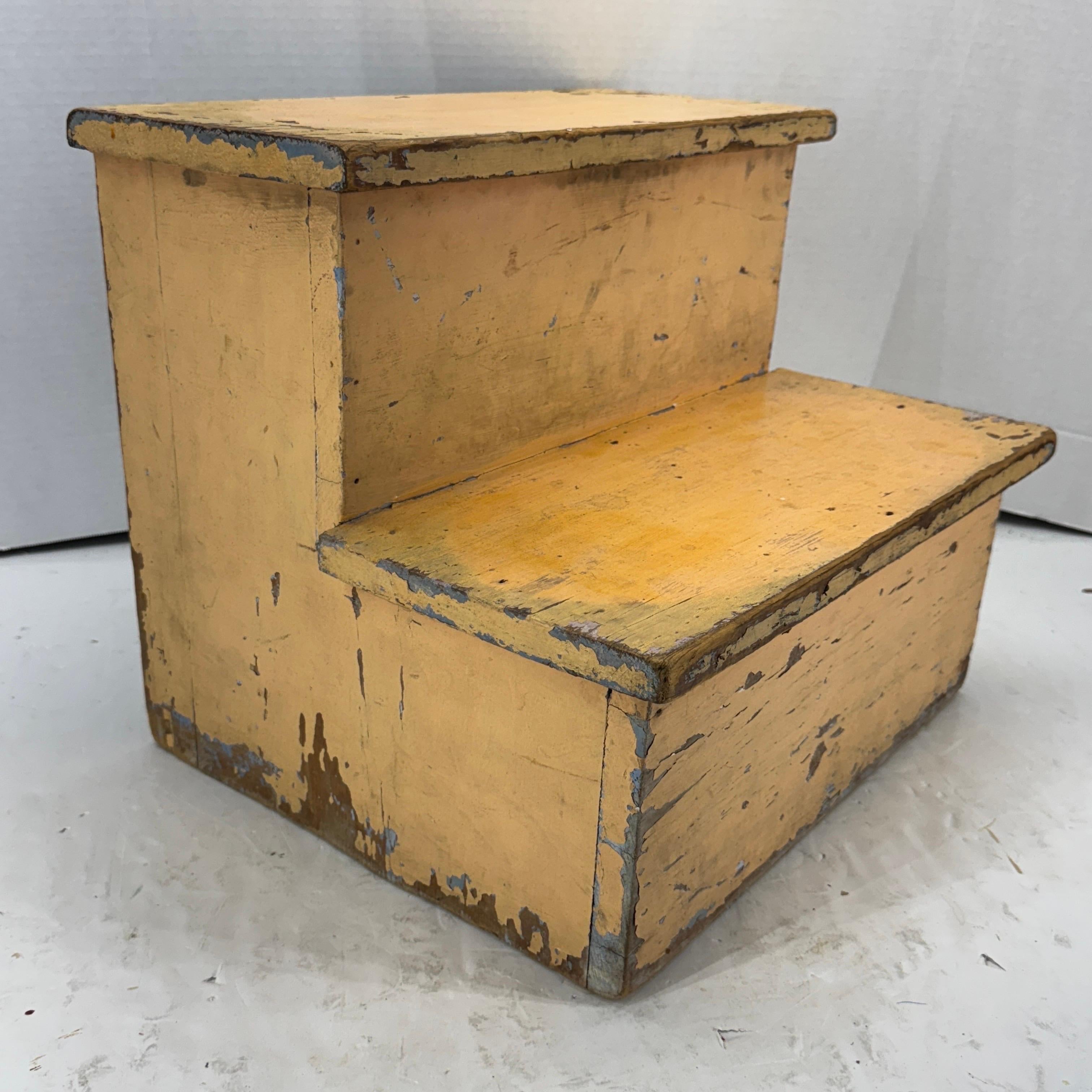 Questo incredibile sgabello in legno dipinto dei primi del Novecento è stato trovato durante un recente viaggio d'acquisto in Svezia e presenta un'incredibile patina. Un pezzo fantastico e funzionale in una cucina o in un bagno/spogliatoio. 