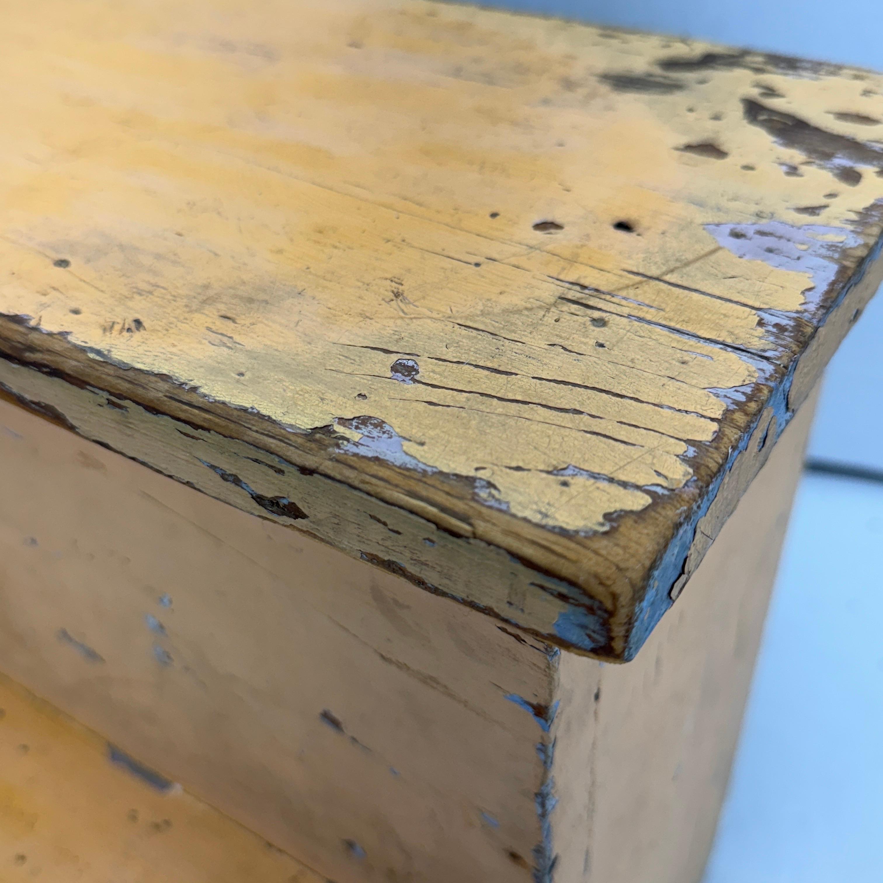 Antico sgabello primitivo di arte popolare dipinto per le scale della biblioteca in vendita 1