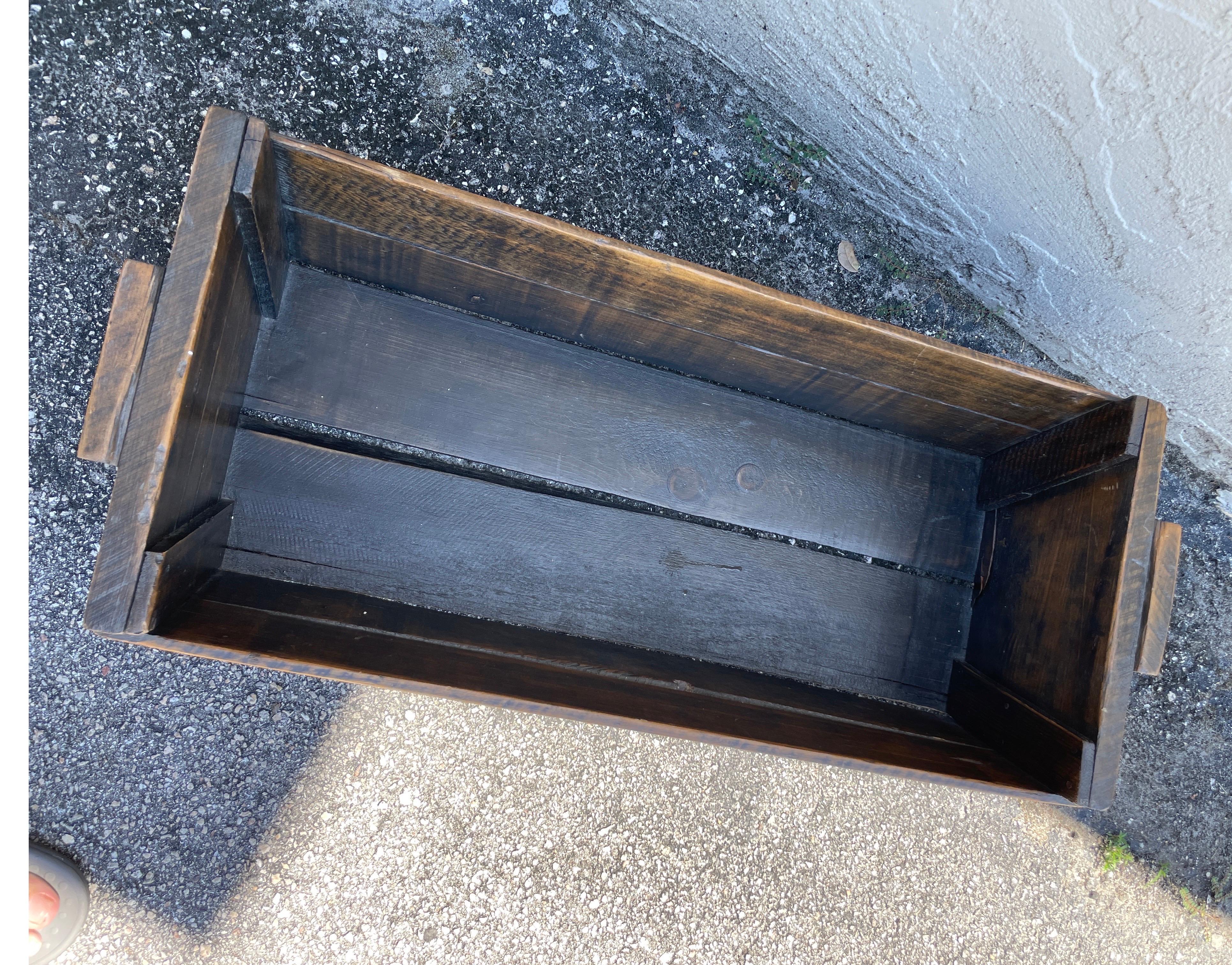Antigua caja abierta primitiva de madera de roble con dos asas.
