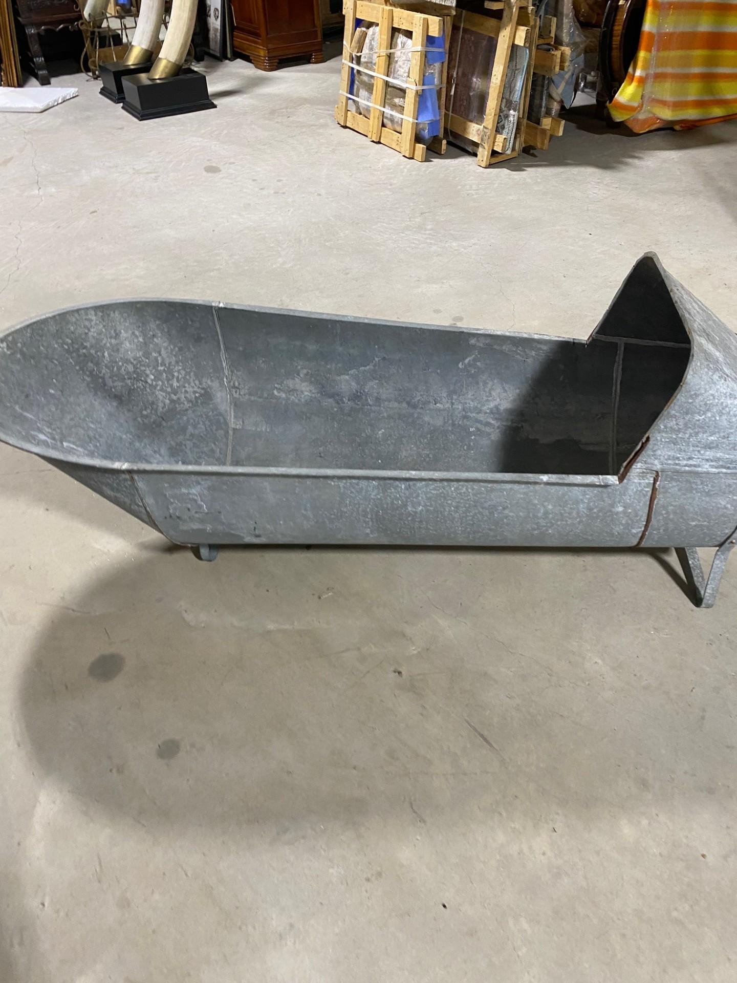Antique Primitive Galvanized Tin Metal Cowboy Bathtub In Good Condition For Sale In Cathedral City, CA