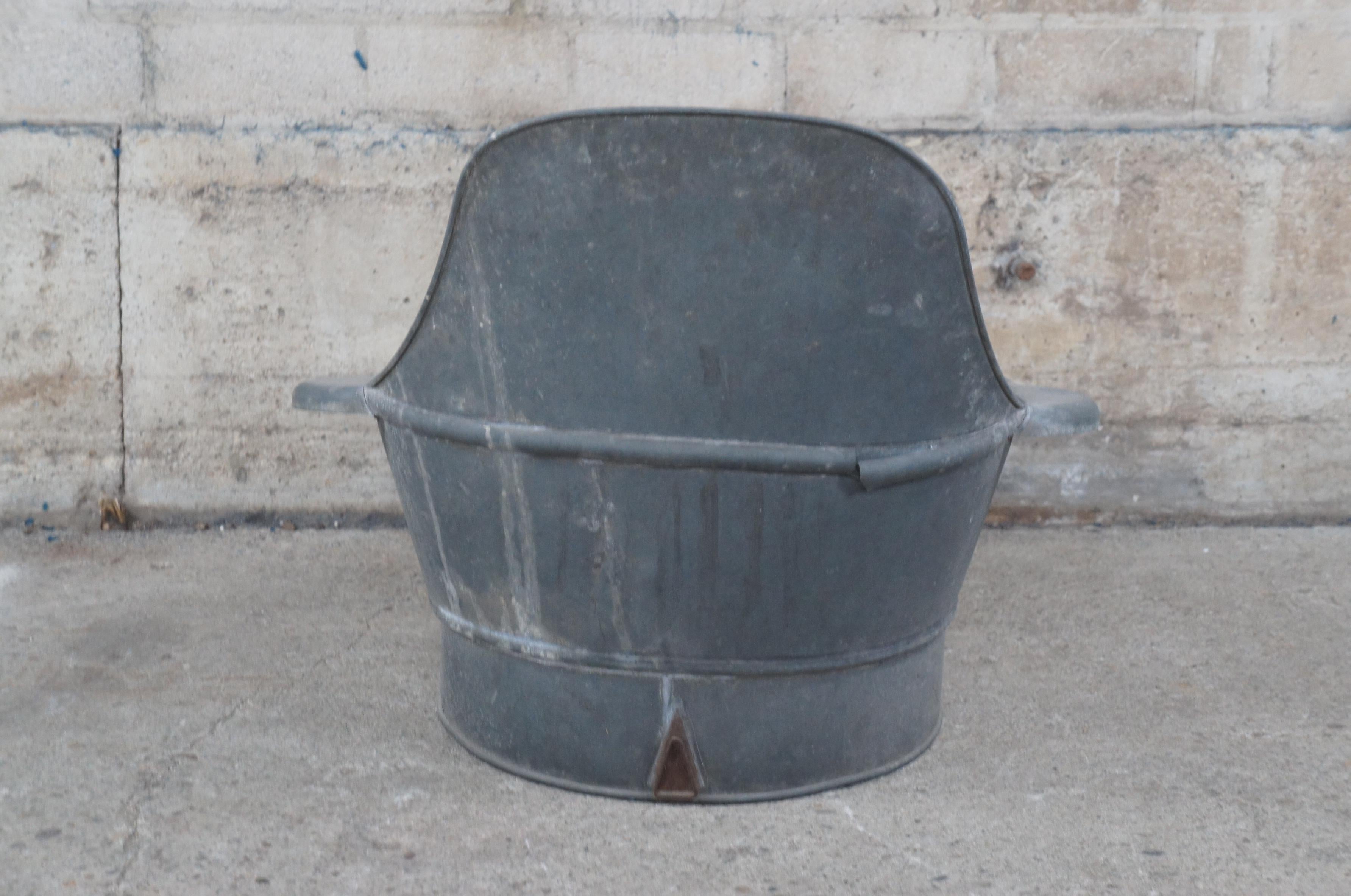 Antique Primitive Galvanized Tin Metal Cowboy Bathtub Wash Tub W Backrest In Good Condition In Dayton, OH