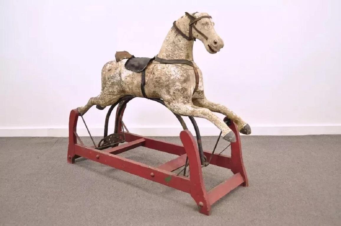 Ancien cheval à bascule primitif rocking hobby rustique en bois sculpté et fonte rouge en vente 4