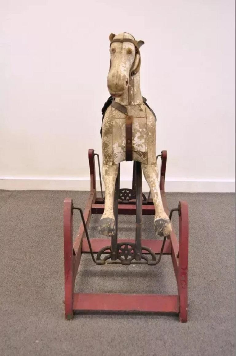 Inconnu Ancien cheval à bascule primitif rocking hobby rustique en bois sculpté et fonte rouge en vente