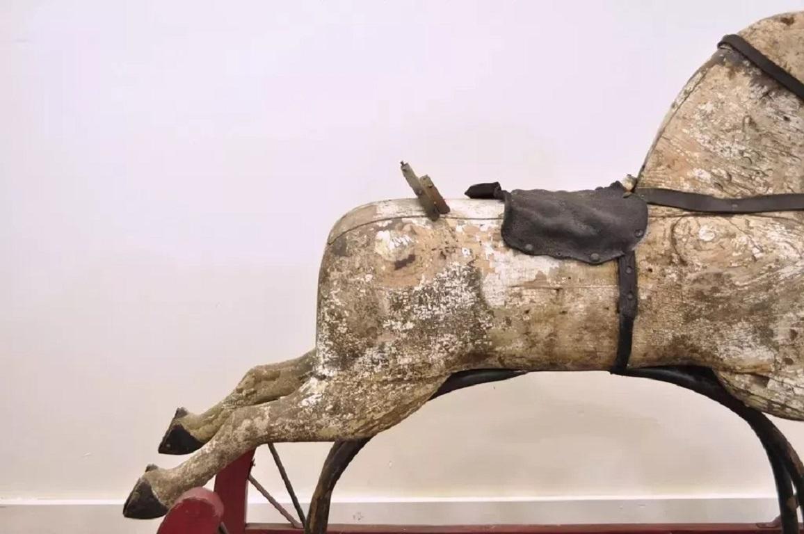 Moulage Ancien cheval à bascule primitif rocking hobby rustique en bois sculpté et fonte rouge en vente