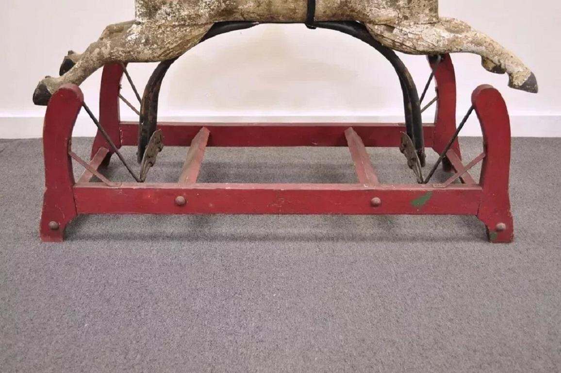 Ancien cheval à bascule primitif rocking hobby rustique en bois sculpté et fonte rouge Bon état - En vente à Philadelphia, PA