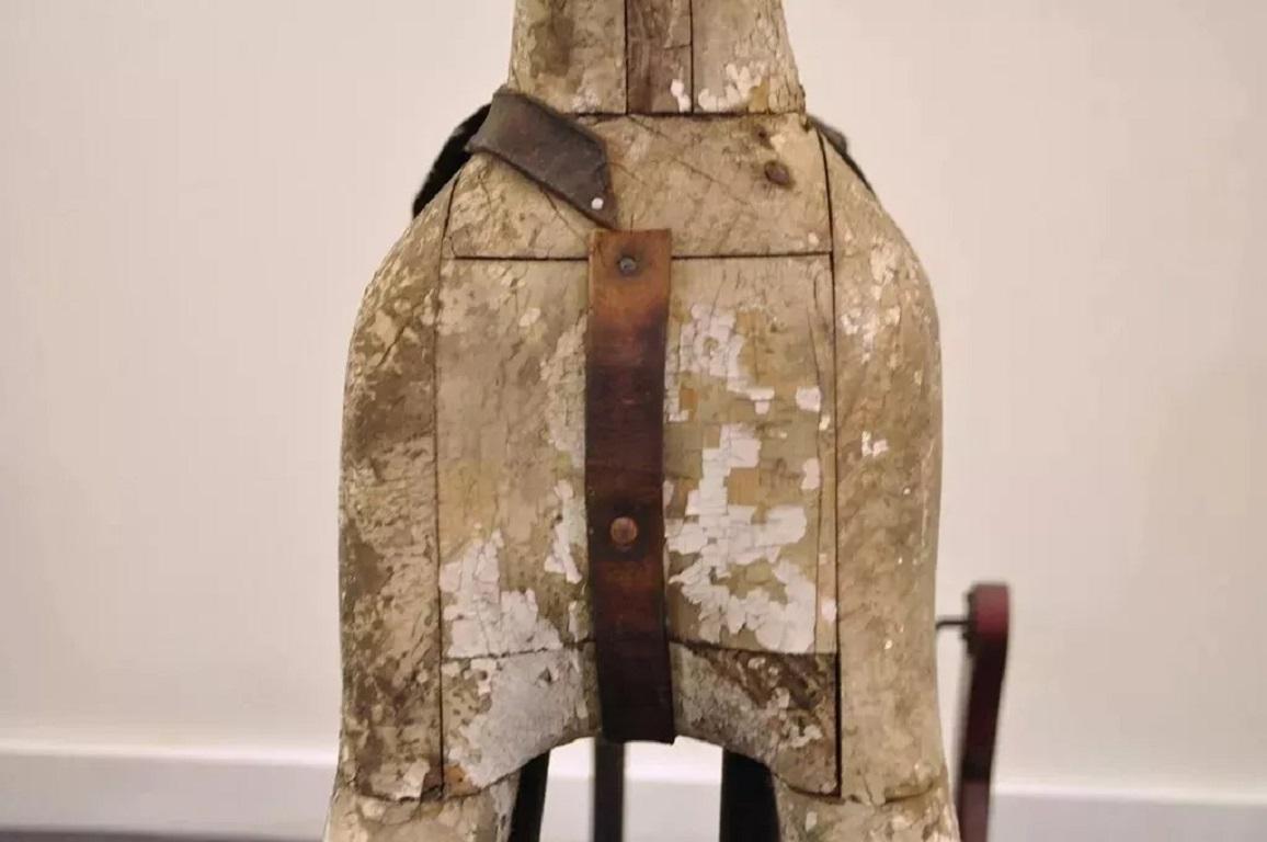 Ancien cheval à bascule primitif rocking hobby rustique en bois sculpté et fonte rouge en vente 1