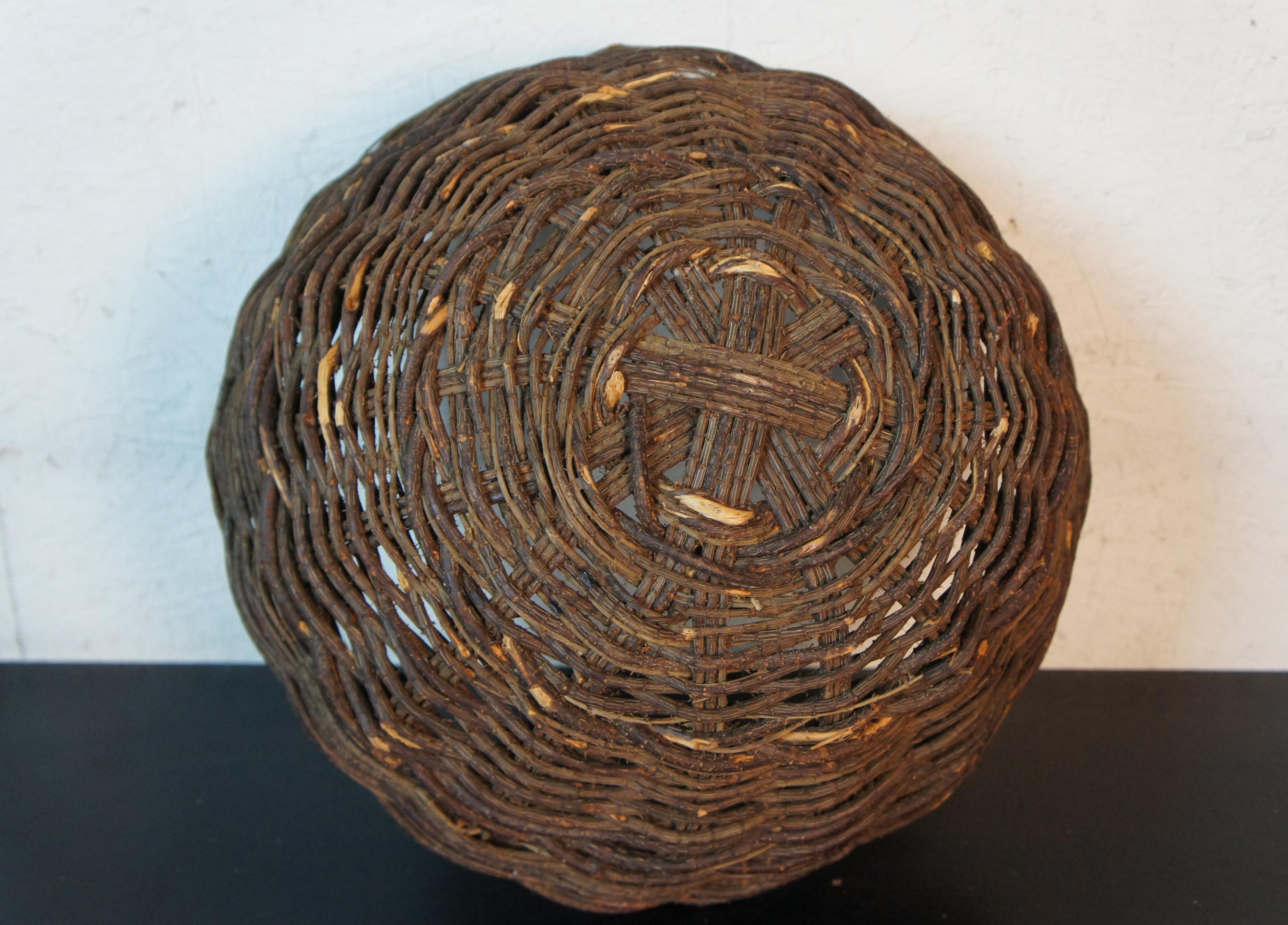 Antique Hand Made Woven Scalloped Willow Reed Basket Centerpiece In Good Condition In Dayton, OH