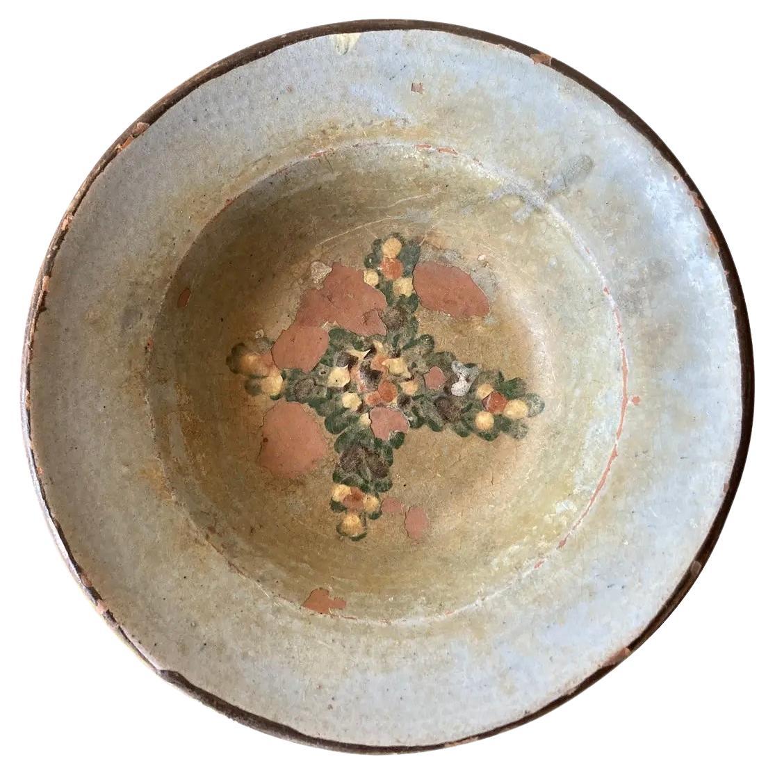 Antiguo cuenco decorativo primitivo hecho a mano procedente de Bulgaria