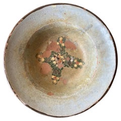Antiguo cuenco decorativo primitivo hecho a mano procedente de Bulgaria