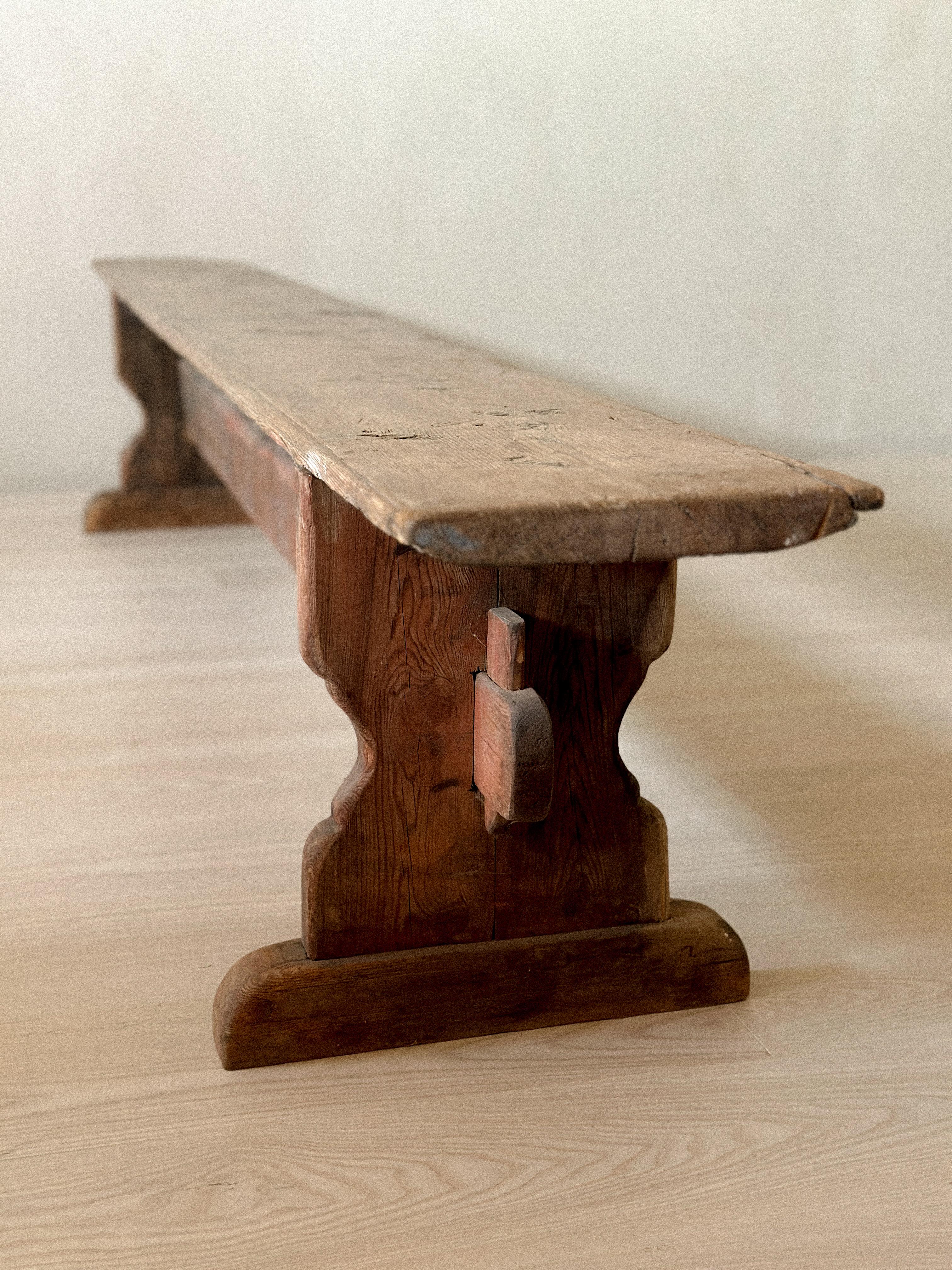 Banc long primitif ancien en pin, Scandinavie, années 1800 en vente 3