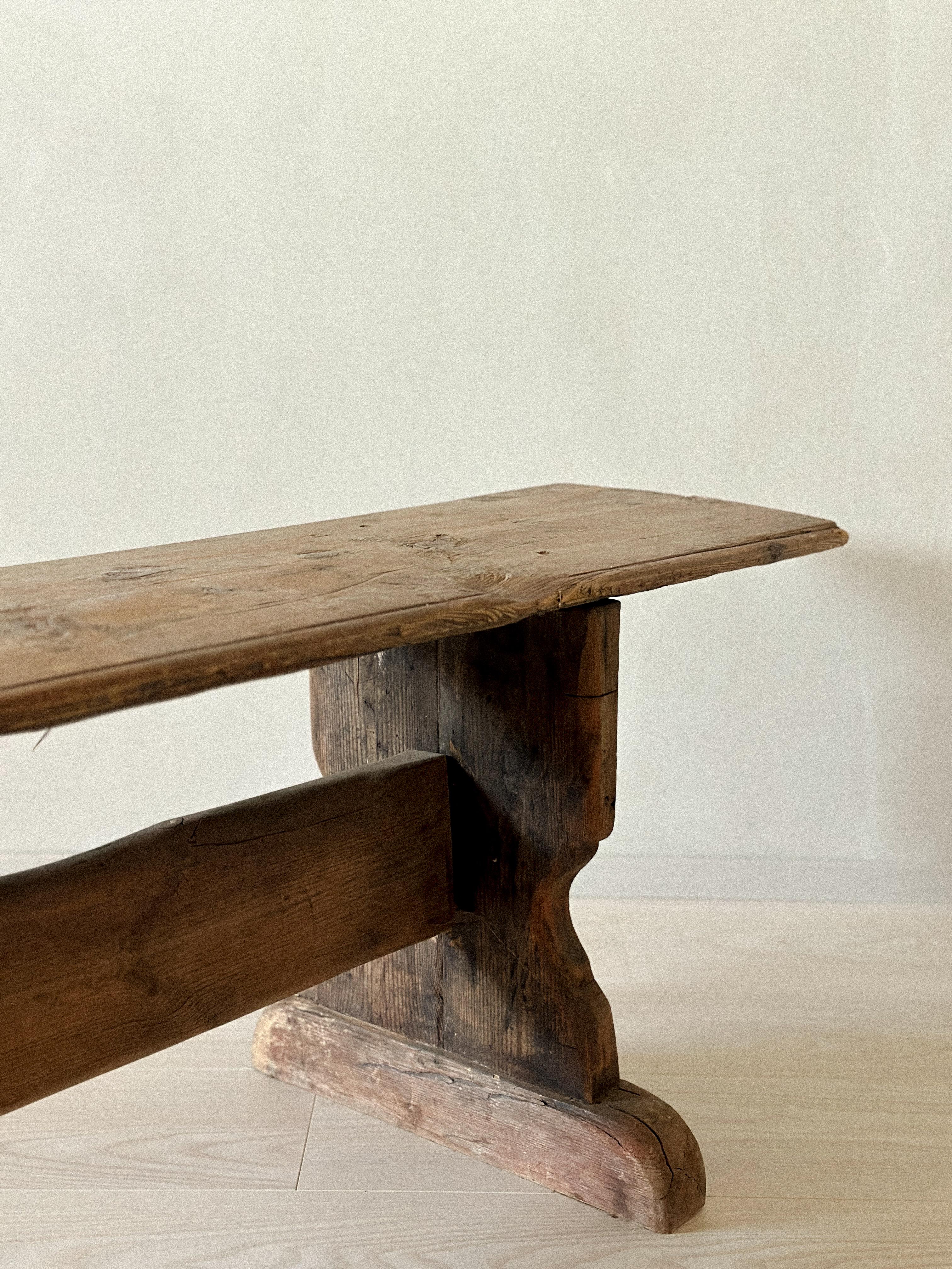 Banc long primitif ancien en pin, Scandinavie, années 1800 en vente 6