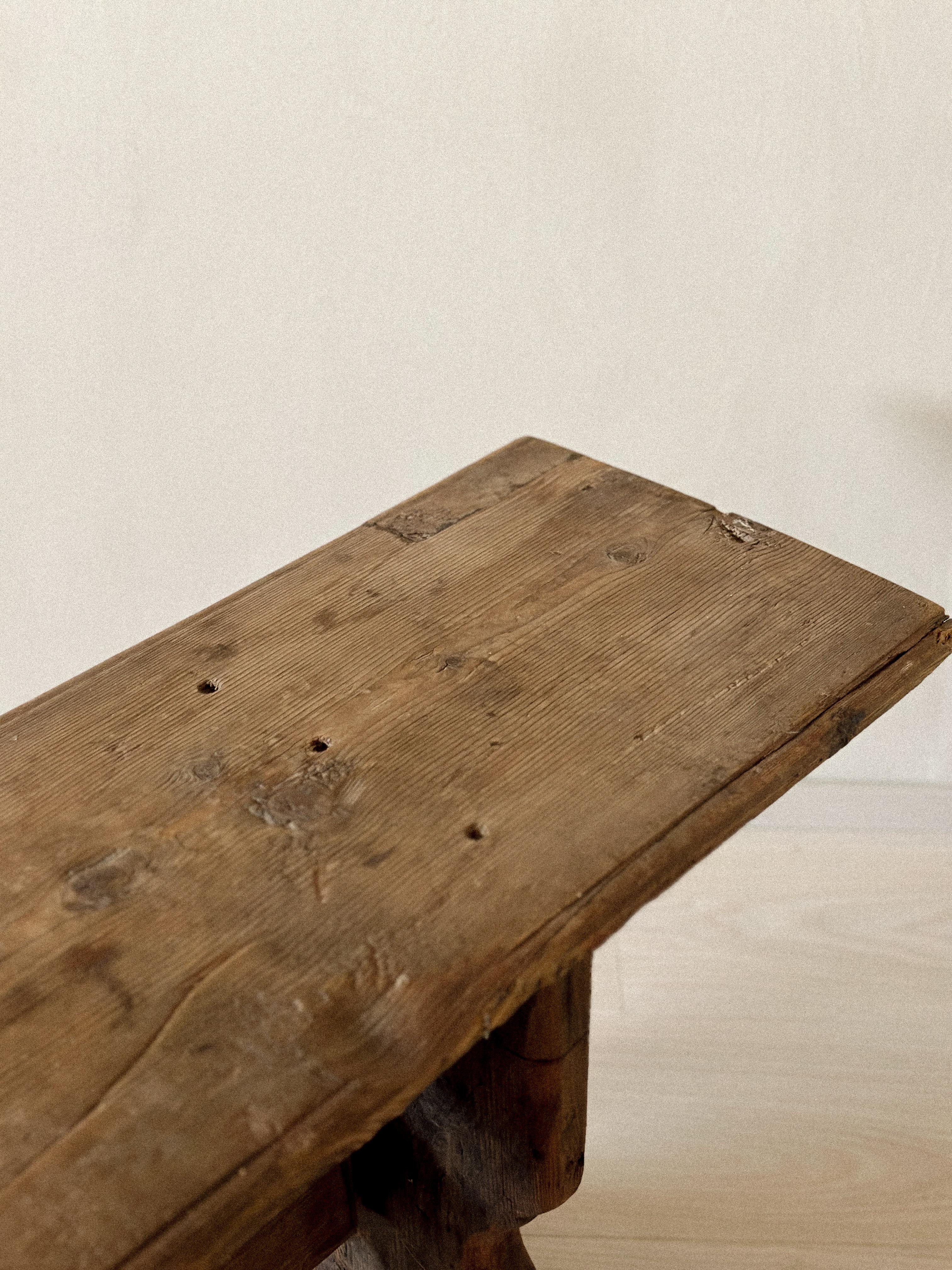 Banc long primitif ancien en pin, Scandinavie, années 1800 en vente 7