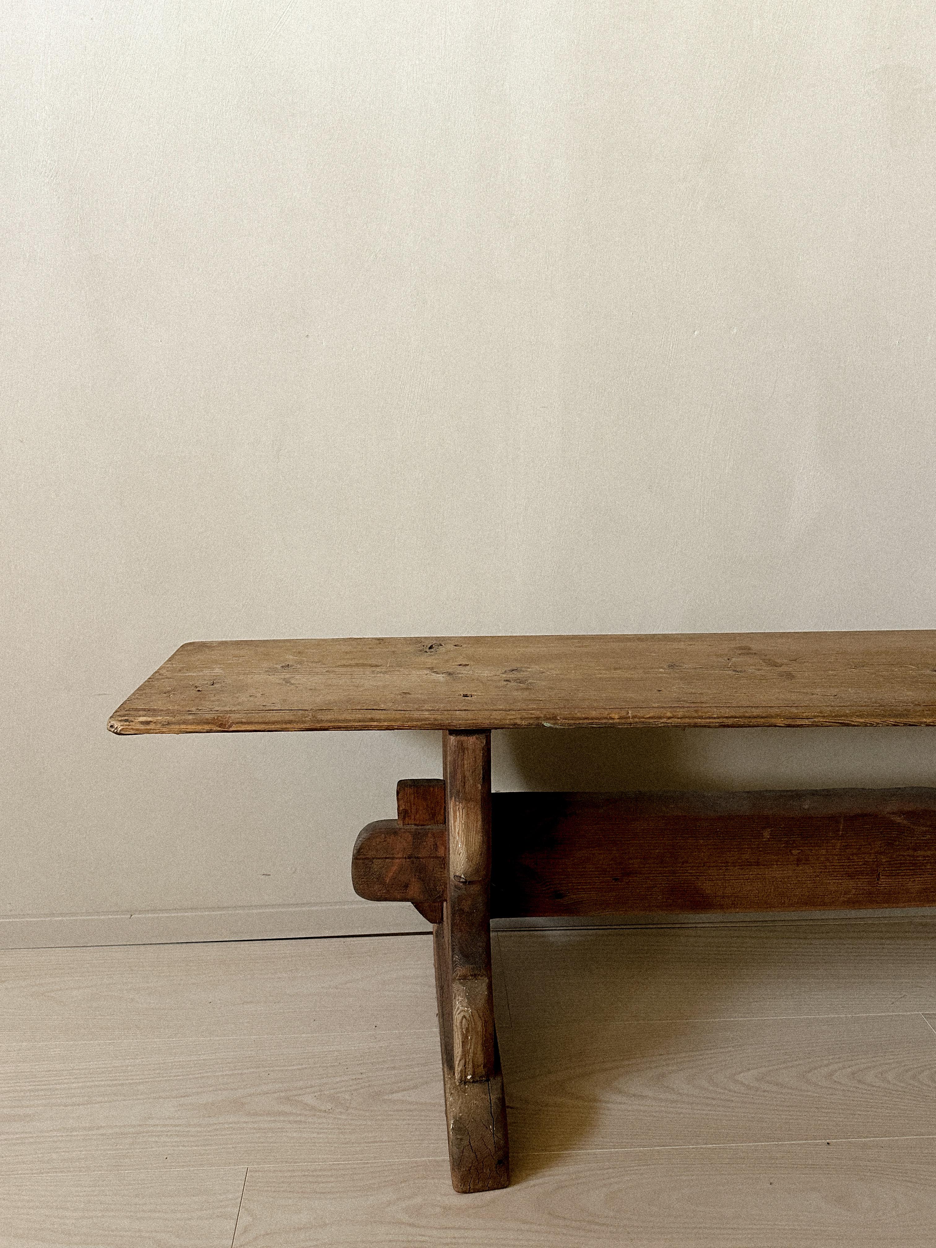 Banc long primitif ancien en pin, Scandinavie, années 1800 en vente 8