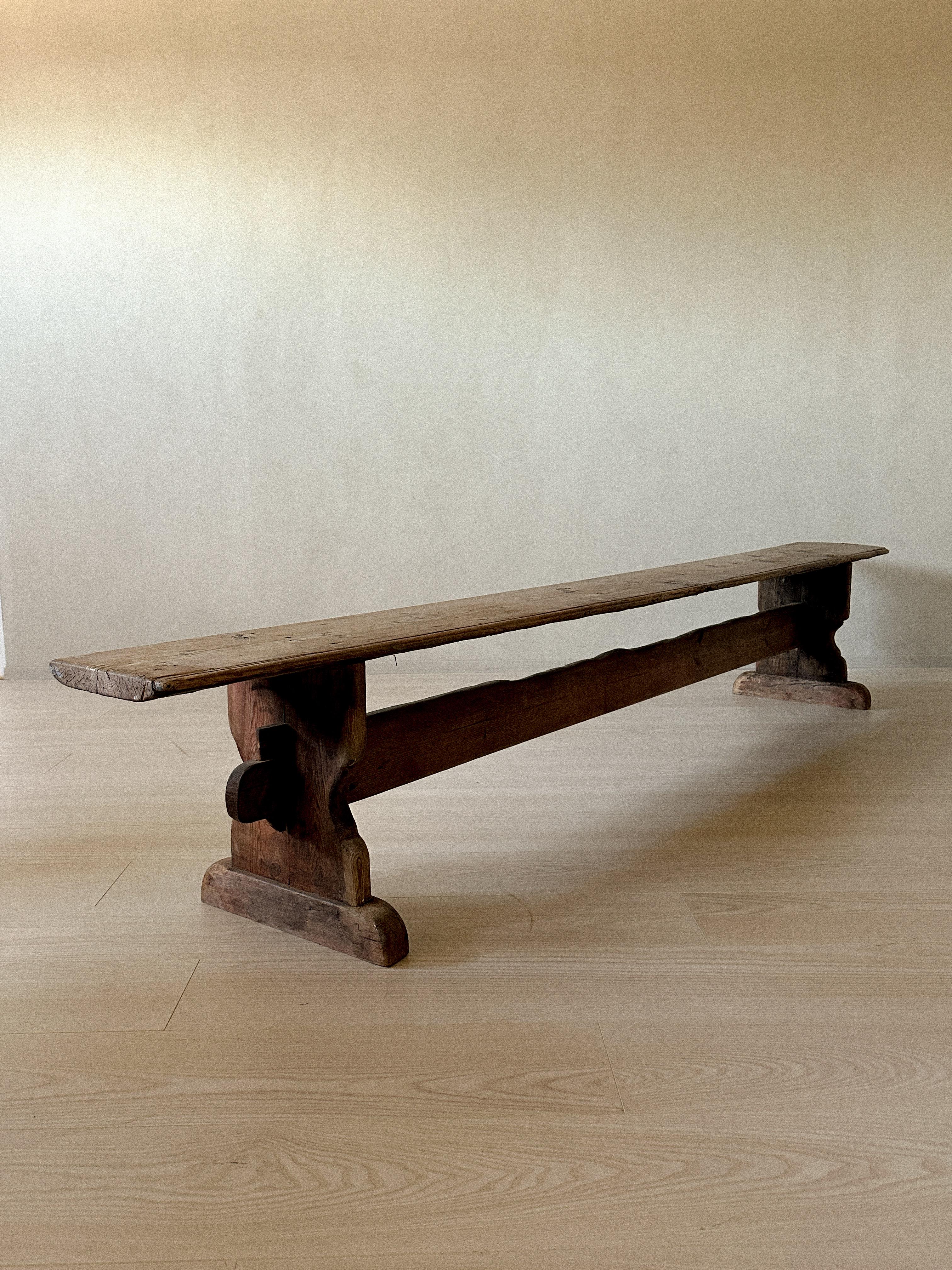 Ancien banc primitif en bois de pin, Scandinavie, années 1800. Un bel exemple d'artisanat rustique, ce banc est fabriqué en pin massif avec une menuiserie traditionnelle et une surface naturellement vieillie. Son design simple et fonctionnel reflète