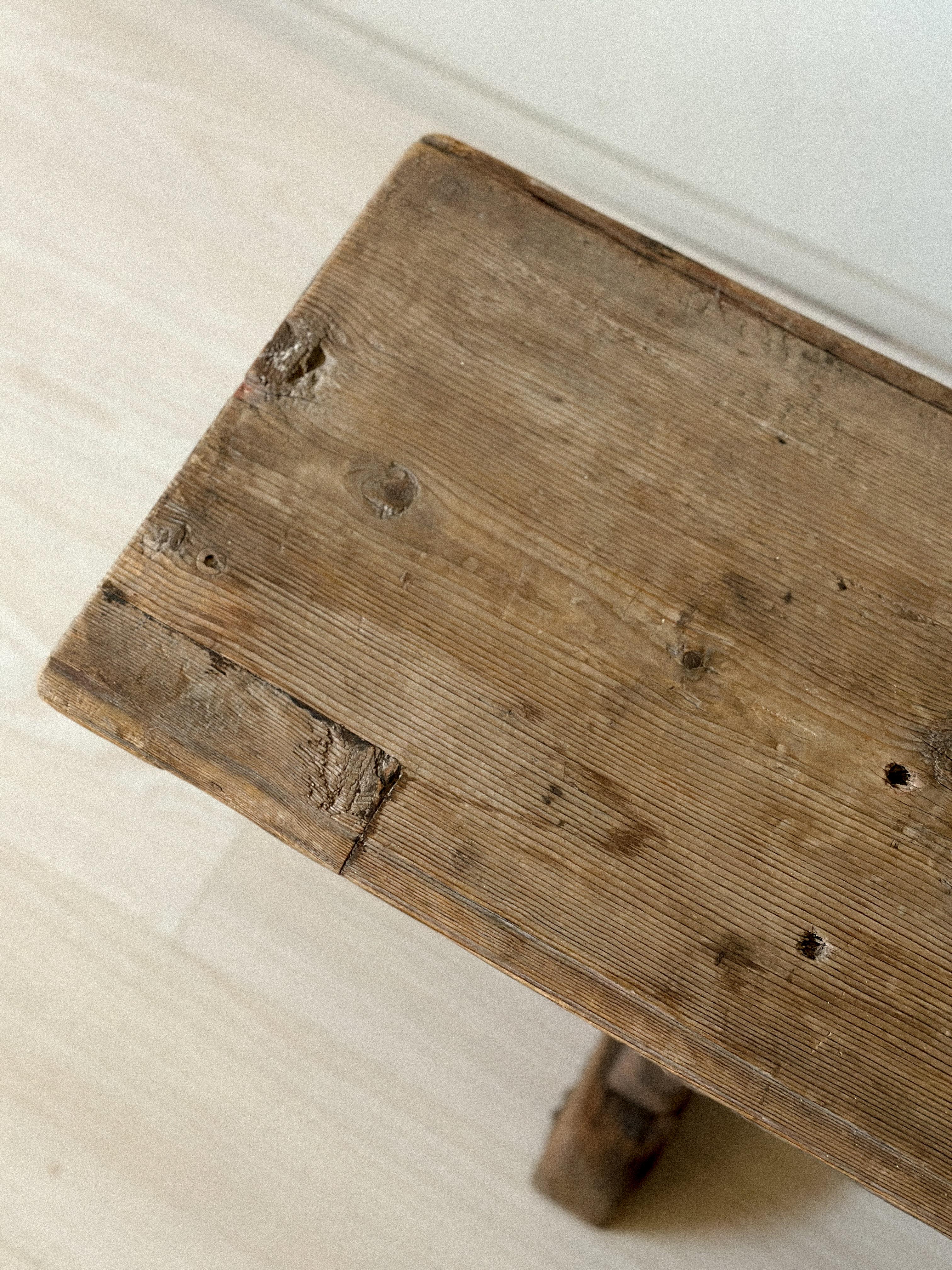 Fait main Banc long primitif ancien en pin, Scandinavie, années 1800 en vente