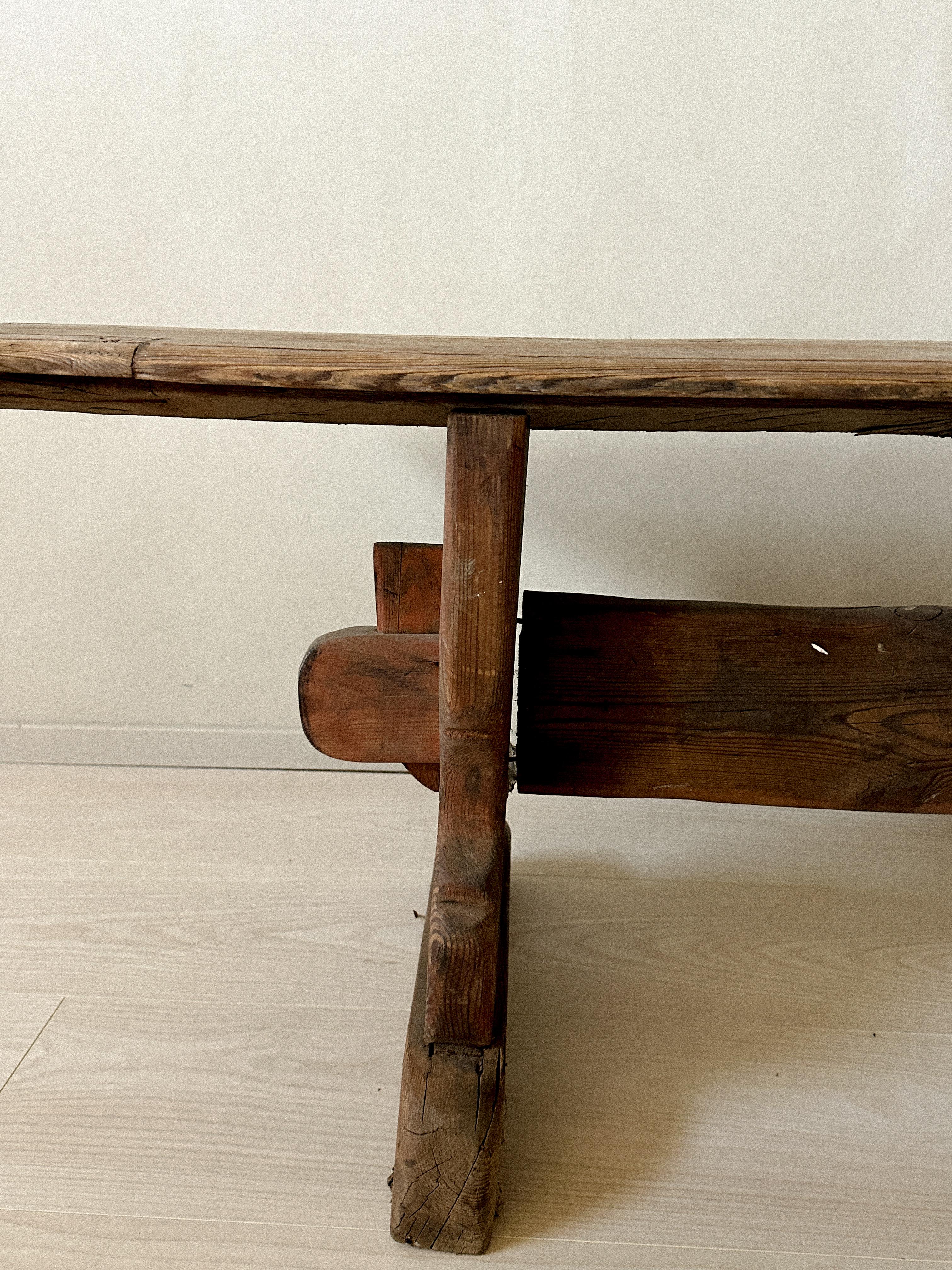 XIXe siècle Banc long primitif ancien en pin, Scandinavie, années 1800 en vente