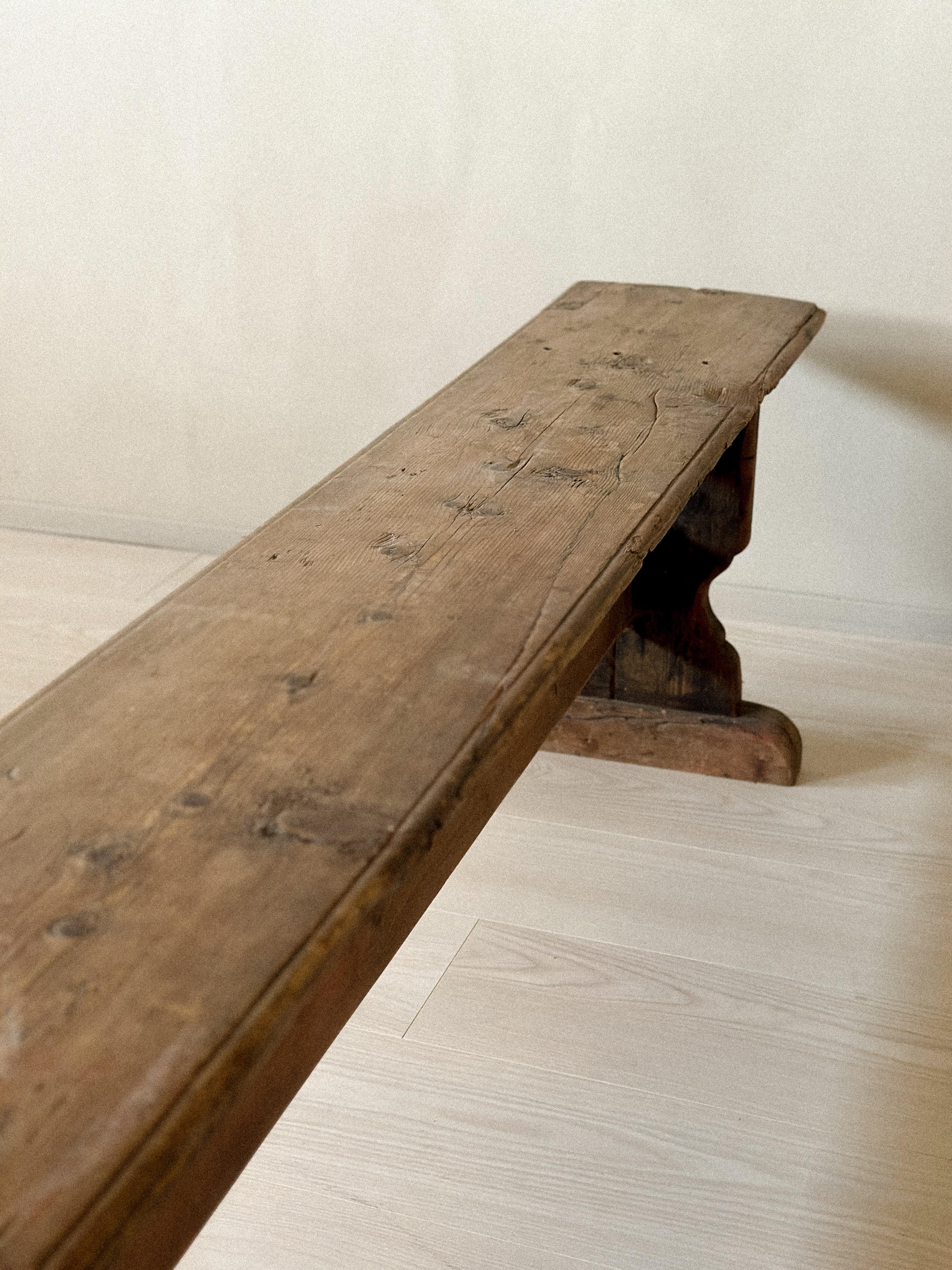 Banc long primitif ancien en pin, Scandinavie, années 1800 en vente 1