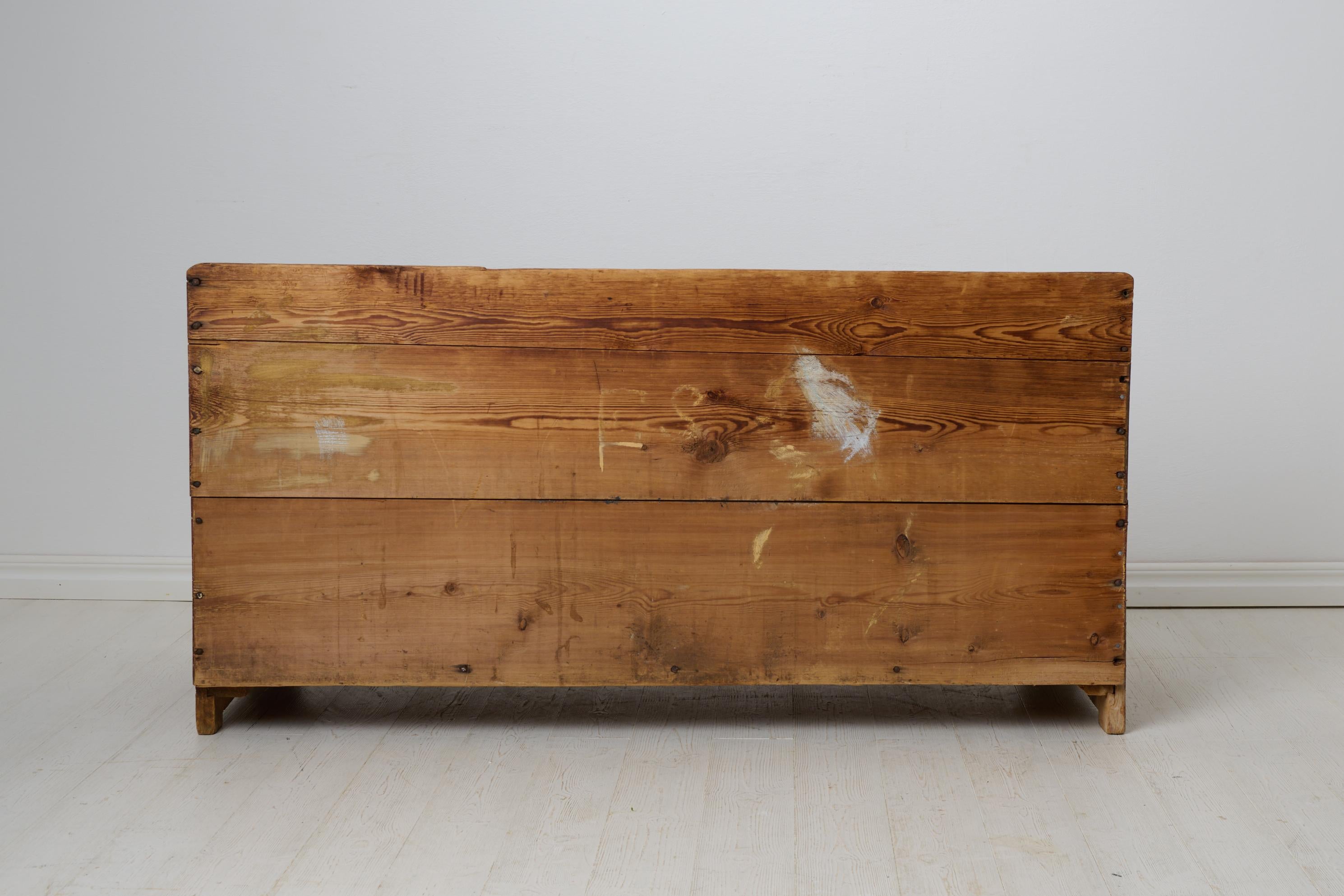 Antike primitive nordschwedische rustikale Volkskunst Bank oder Sofa (19. Jahrhundert) im Angebot