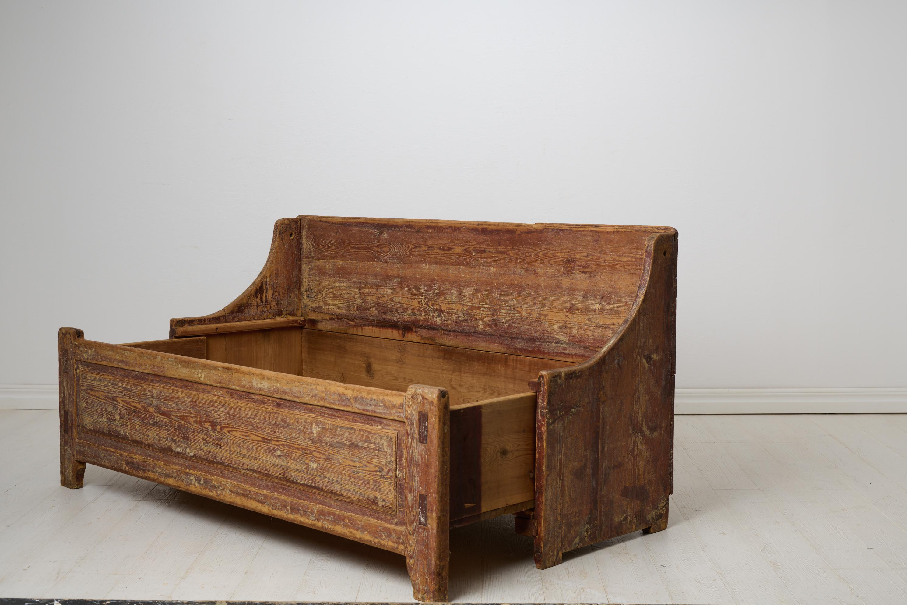 Antike primitive nordschwedische rustikale Volkskunst Bank oder Sofa (Kiefernholz) im Angebot