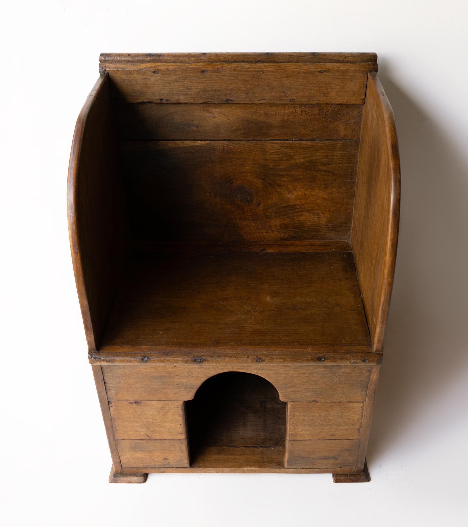 Antique Primitive Oak Lambing Chair With Integral Dog Kennel, 19th Century In Good Condition In Bristol, GB