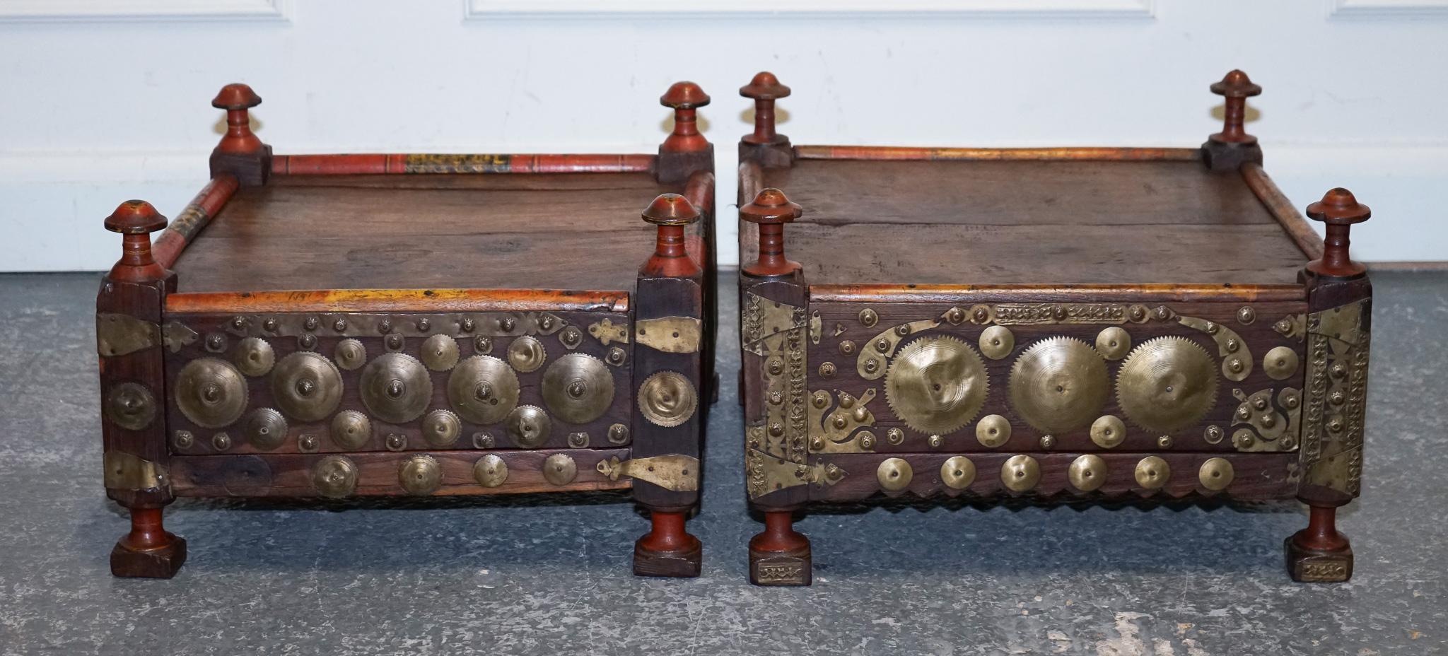 
Antiquités de Londres



Nous sommes ravis d'offrir à la vente ces tables d'appoint primitives orientales asiatiques.

 Il s'agit d'exemples exquis d'artisanat qui présentent des motifs complexes et des couleurs éclatantes. Chaque table est décorée