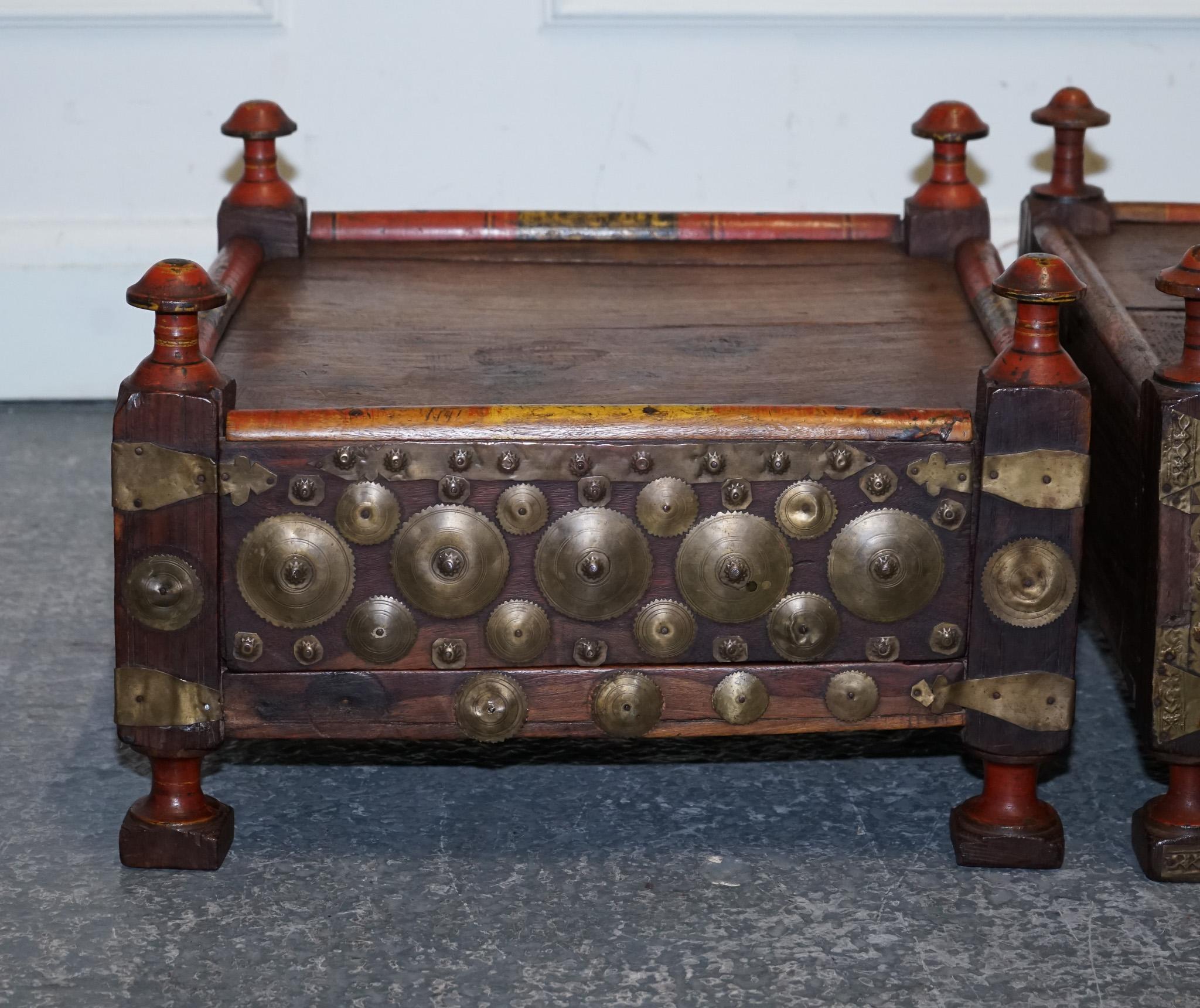 Britannique TABLES D'INTÉRITION PRIMAIRES ET ORIENTALES ASIANES PAINTES À LA MAIN VERY DECORATiVE en vente